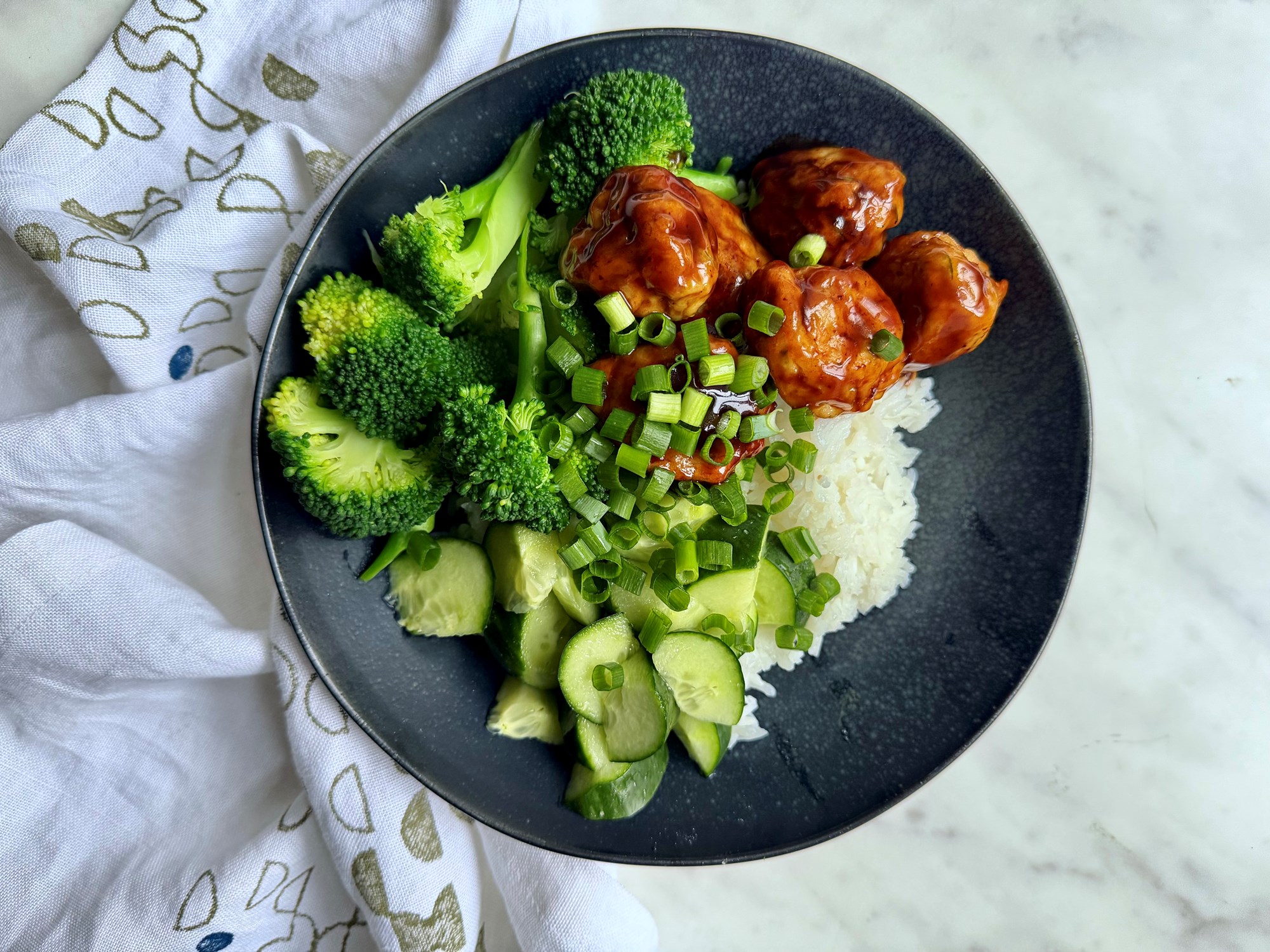 Bowl med sticky kyllingkødboller, broccoli og let syltet agurk