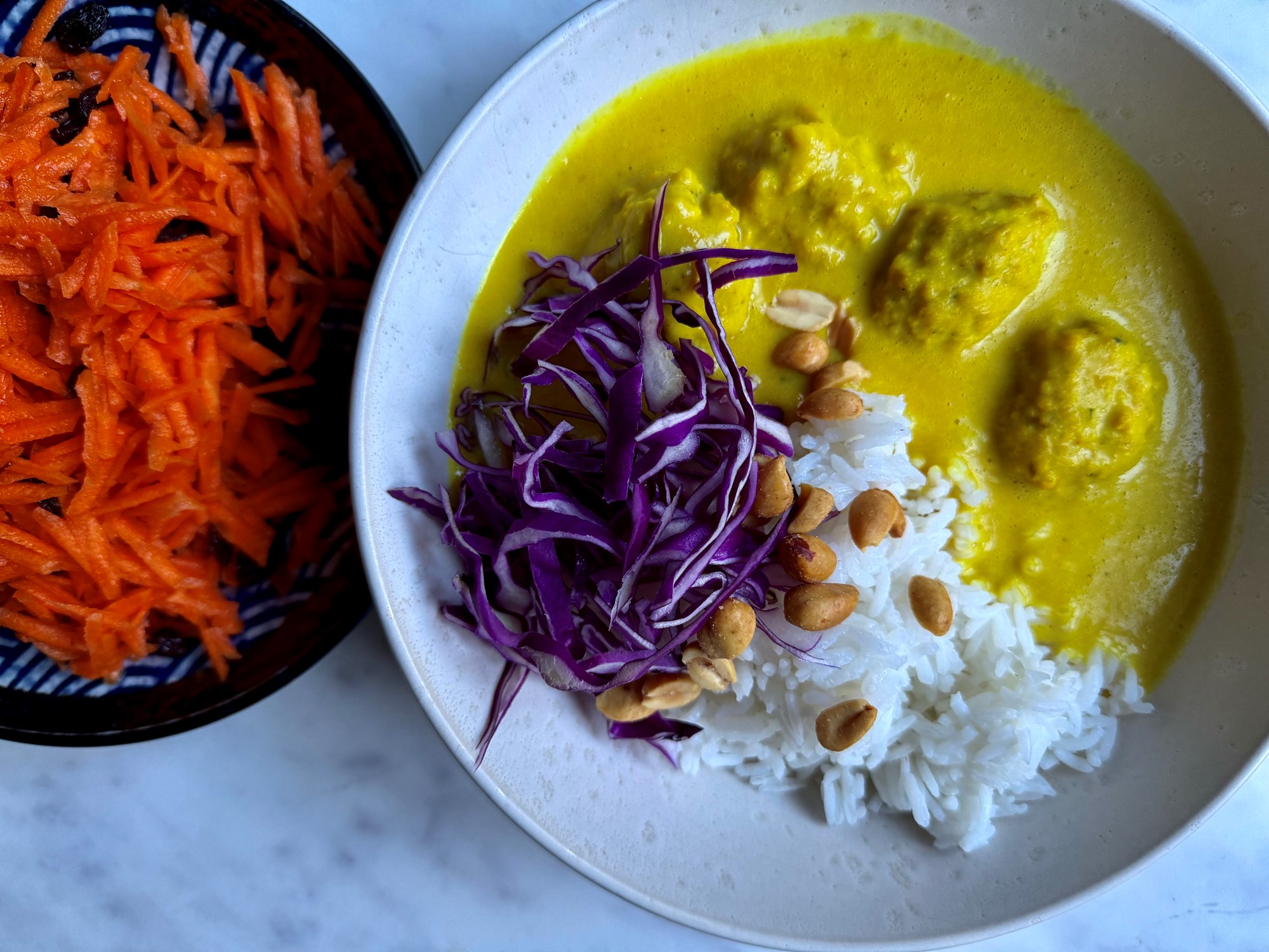 HEAT - Boller i karry med peanuts og råkost