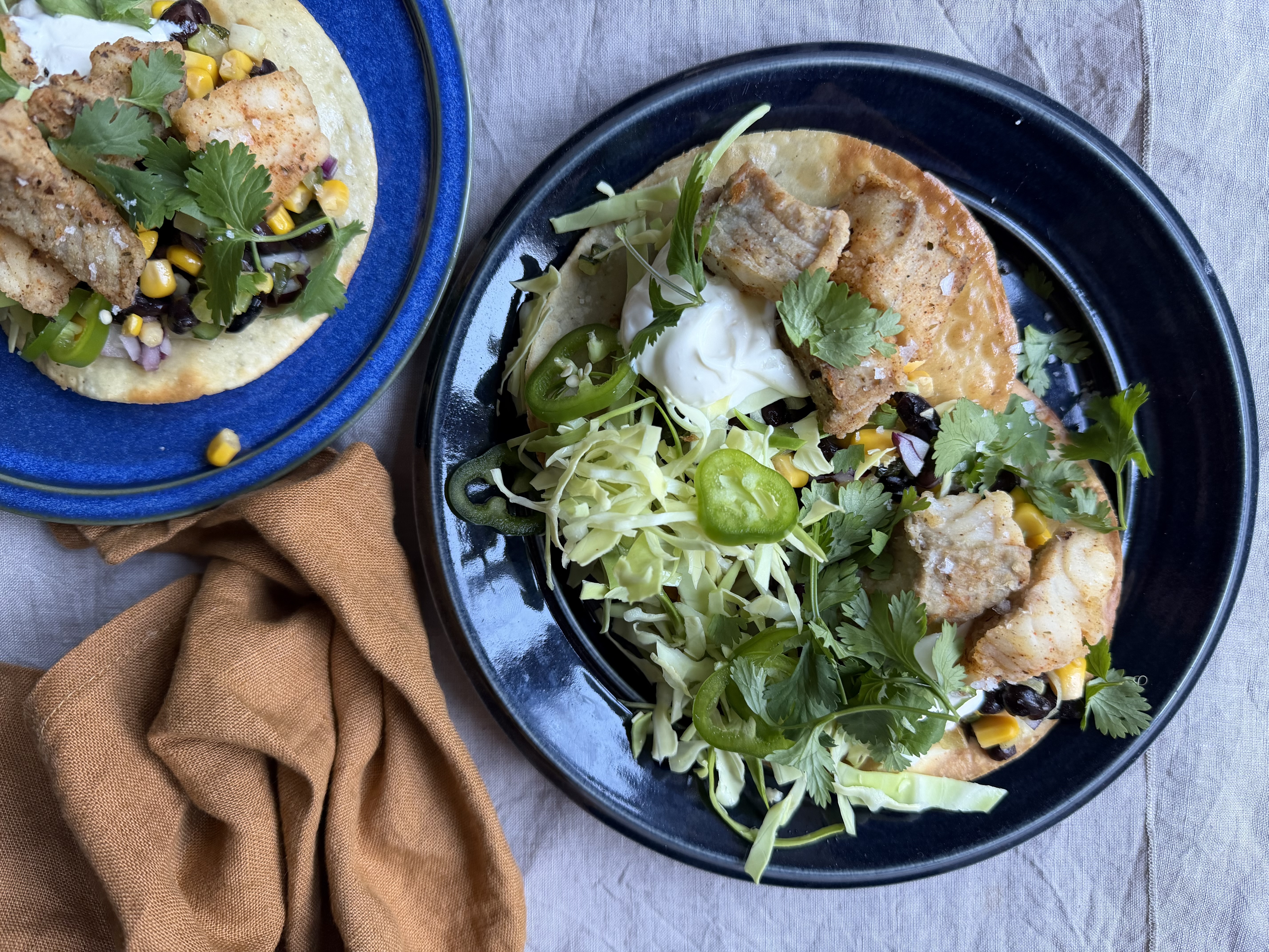 Spicy fish tostadas med kål og lun salsa med bønner