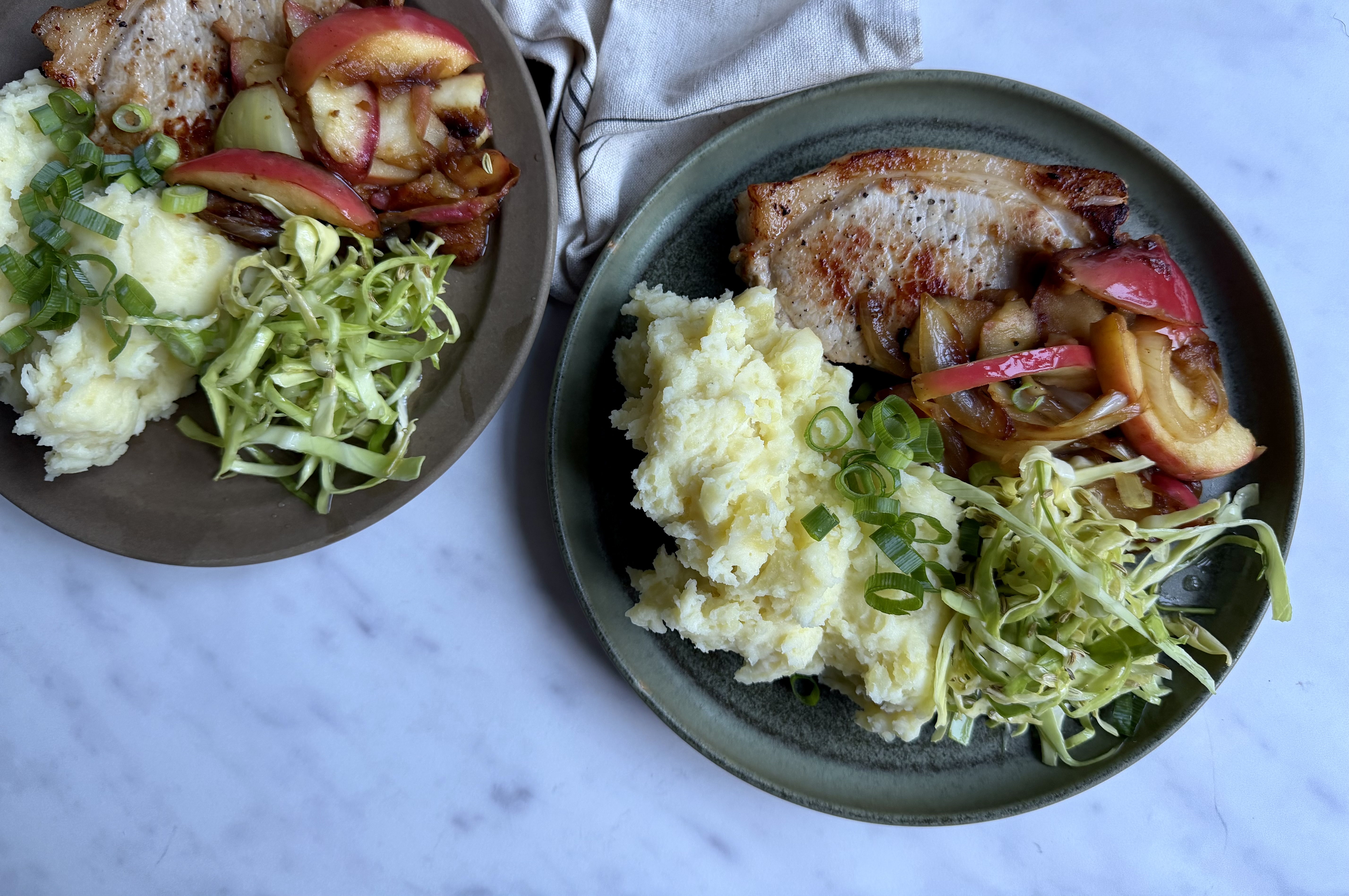 Stegte koteletter med kartoffelmos, æble og syltet kål
