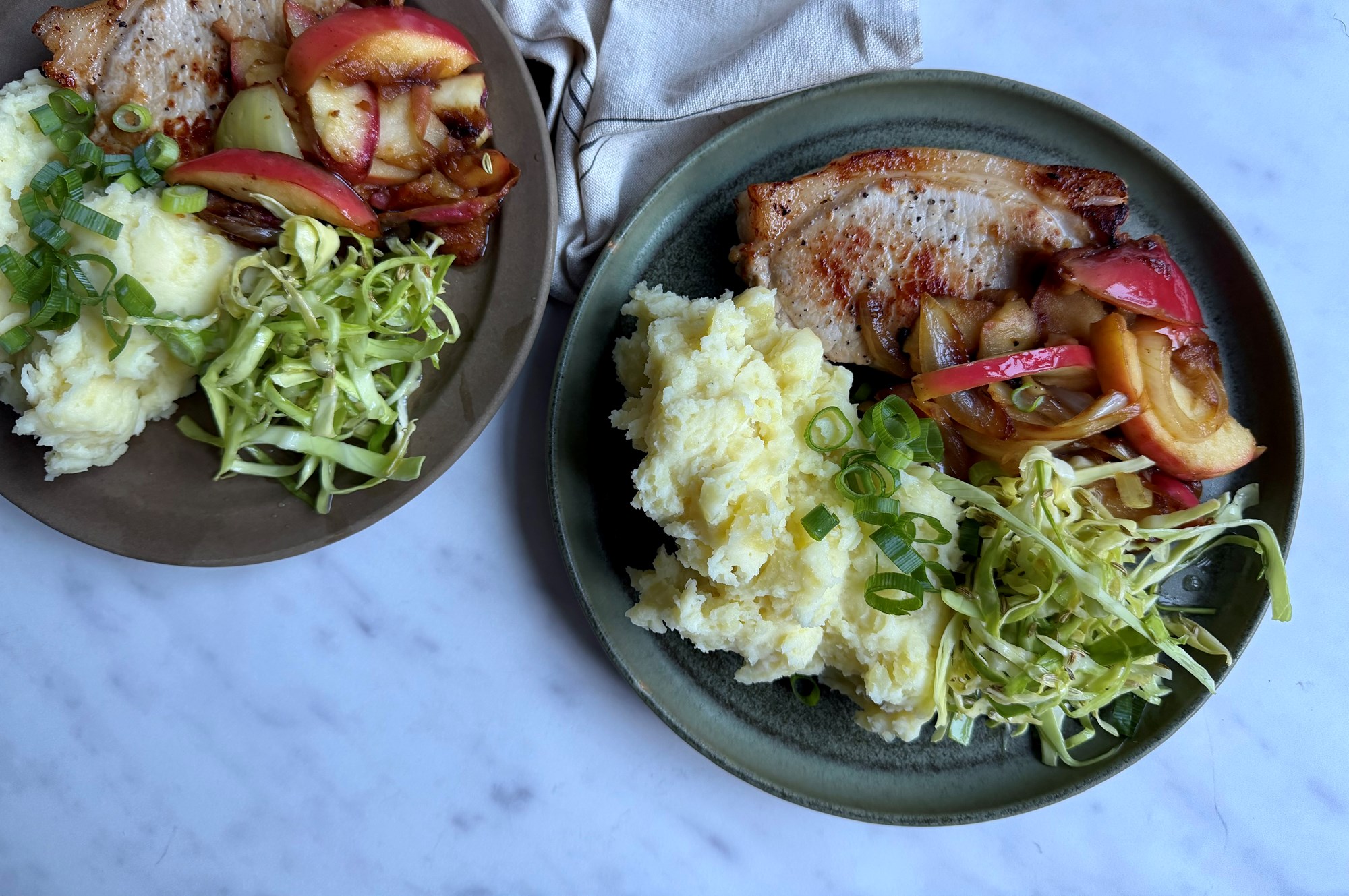 Stegte koteletter med æble, mos og syltet kål