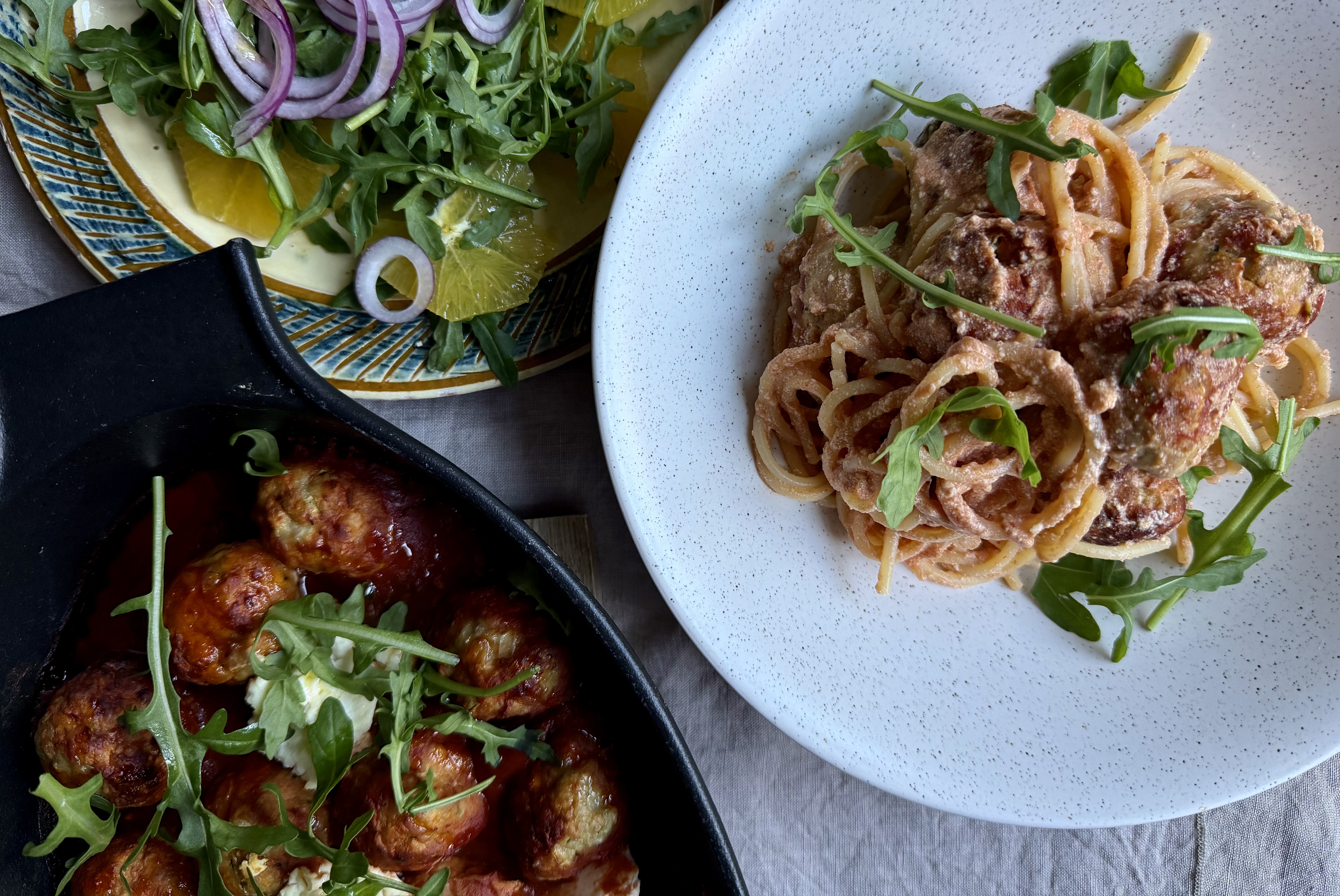 Ovnbagte kødboller med ricotta og appelsinsalat
