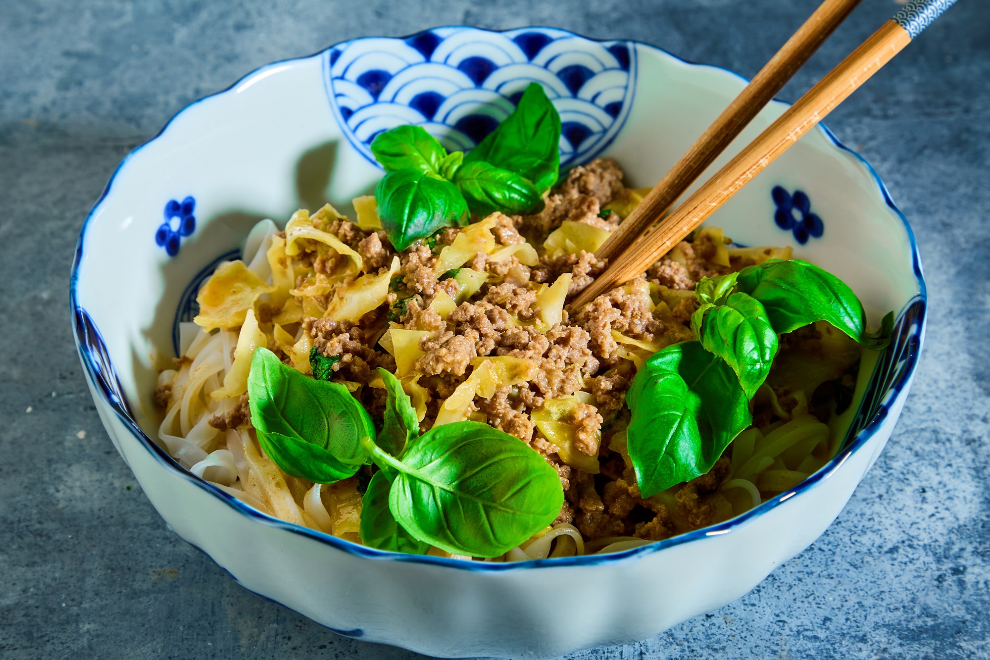 Krydret Thai red curry med risnudler og savoykål