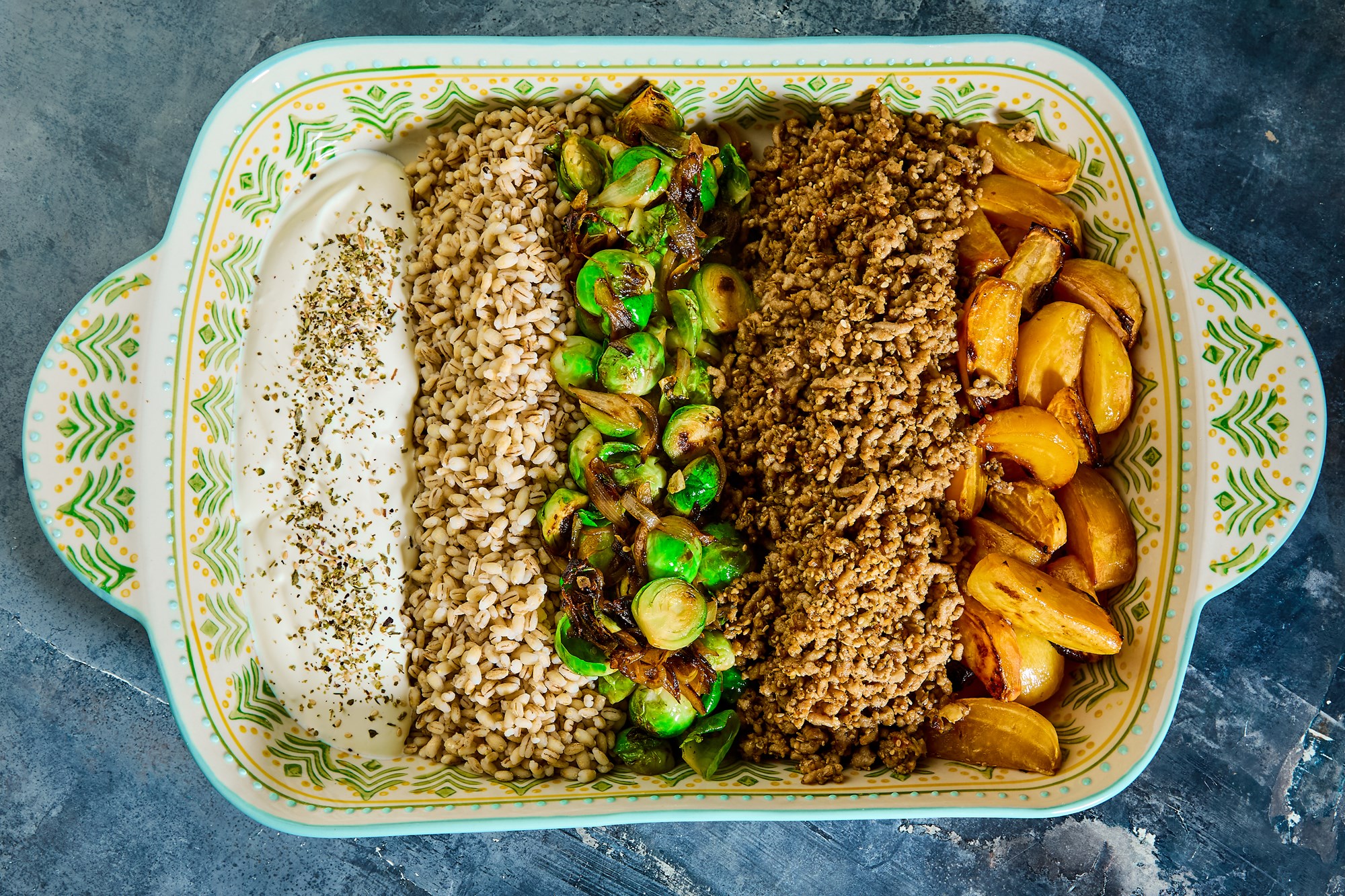 Krydret grisekød med bagte bolchebeder, sprøde rosenkål og cremet yoghurt med za’atar