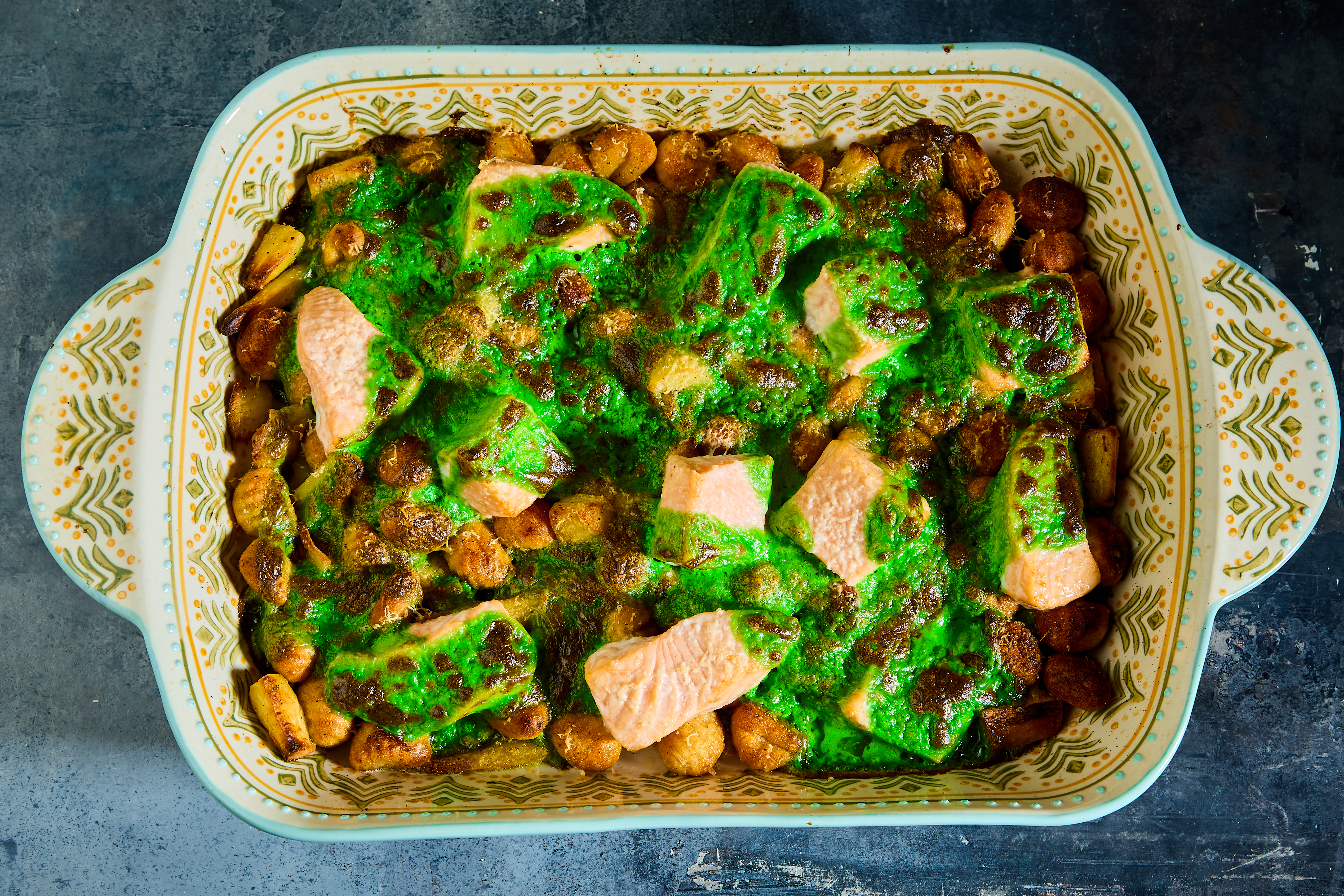 Bagt laks med gnocchi og pastinakker gratineret med spinatsauce