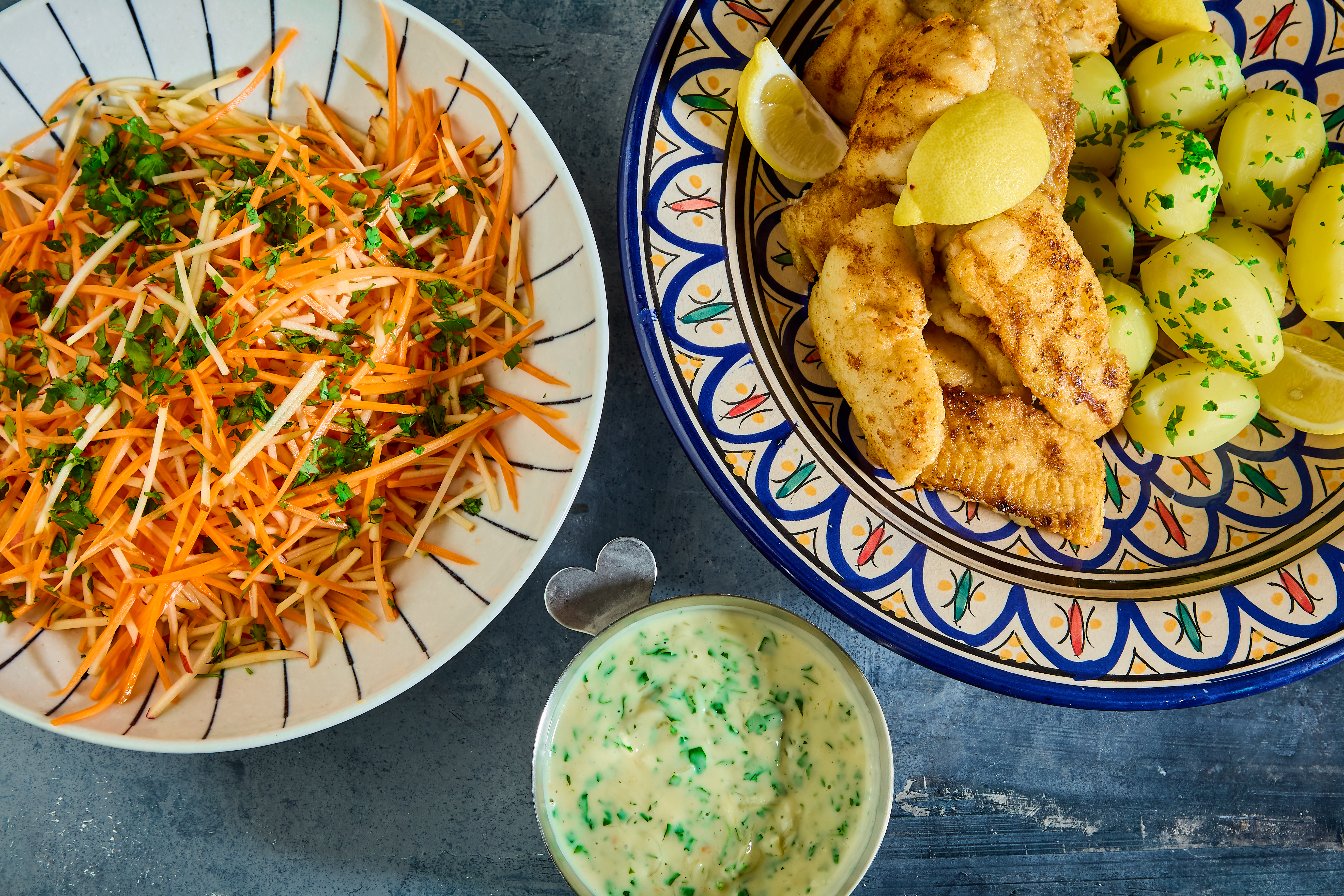 Meunière stegt kuller med persille-løgsovs, kartofler, æble-gulerodssalat & citron