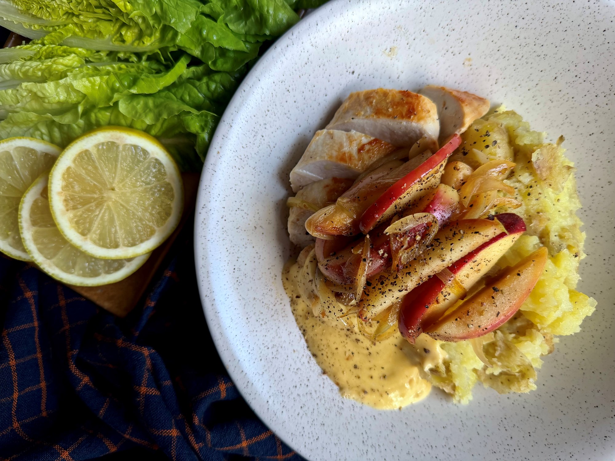 Kyllingebryster i sennepssauce med æble, løg og rustik mos