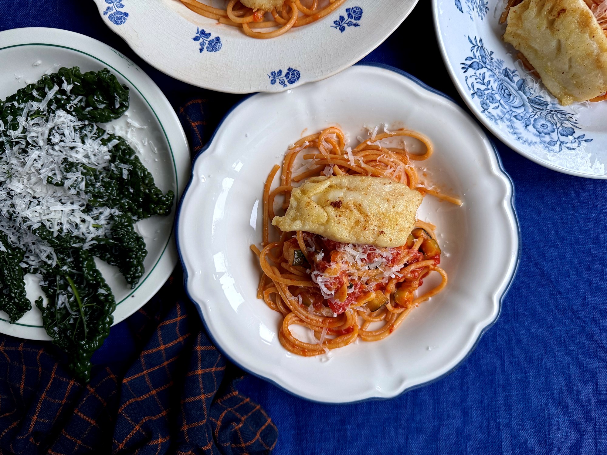 Pasta picante med kuller og palmekål med parmesan