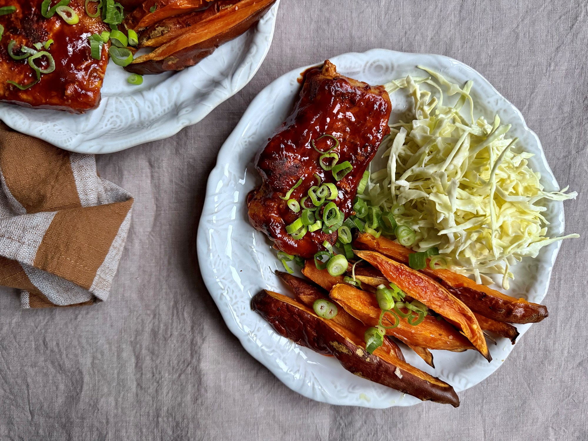 BBQ koteletter med søde kartofler og coleslaw