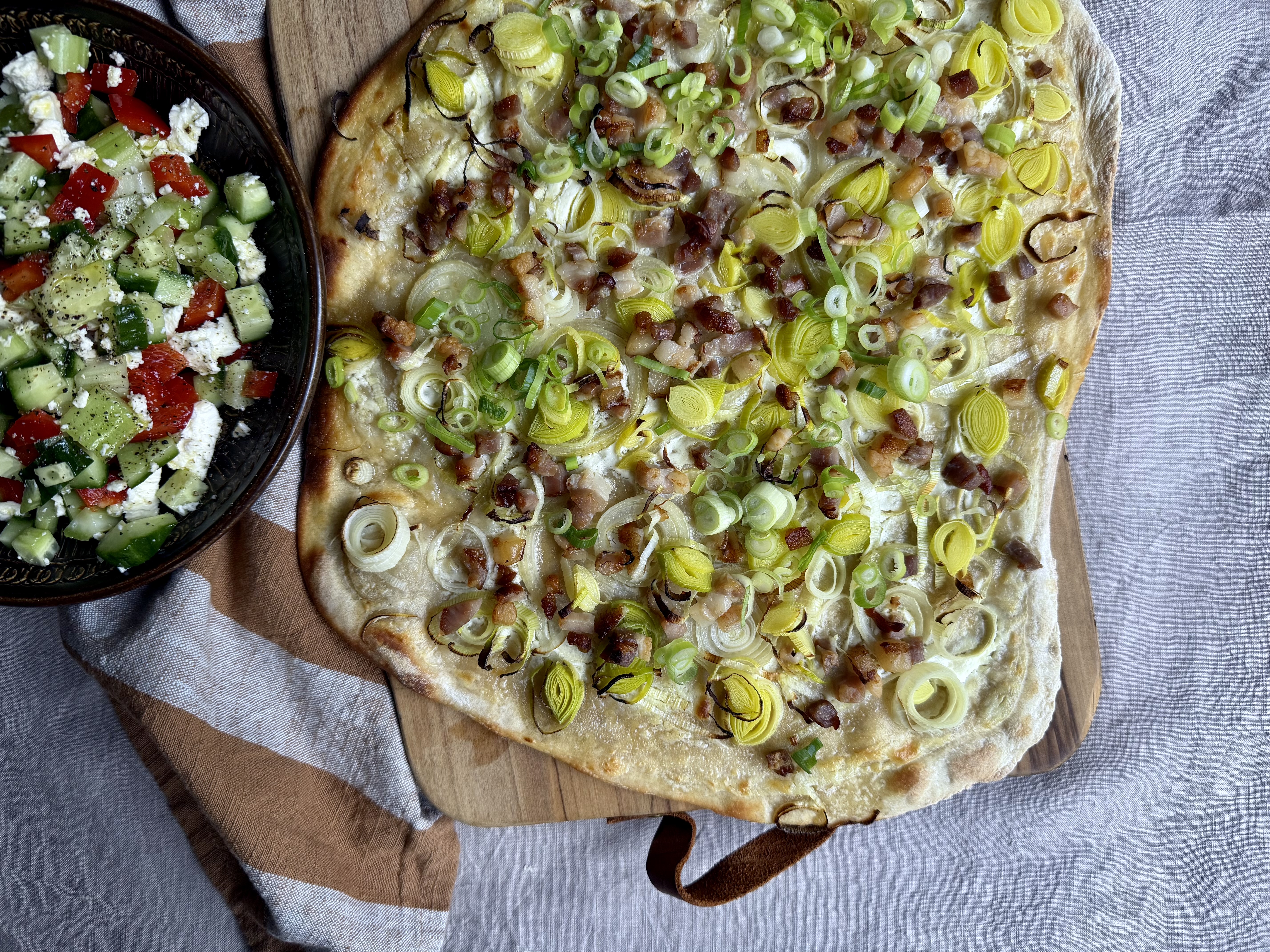 Flammkuchen pizza og chop chop salat