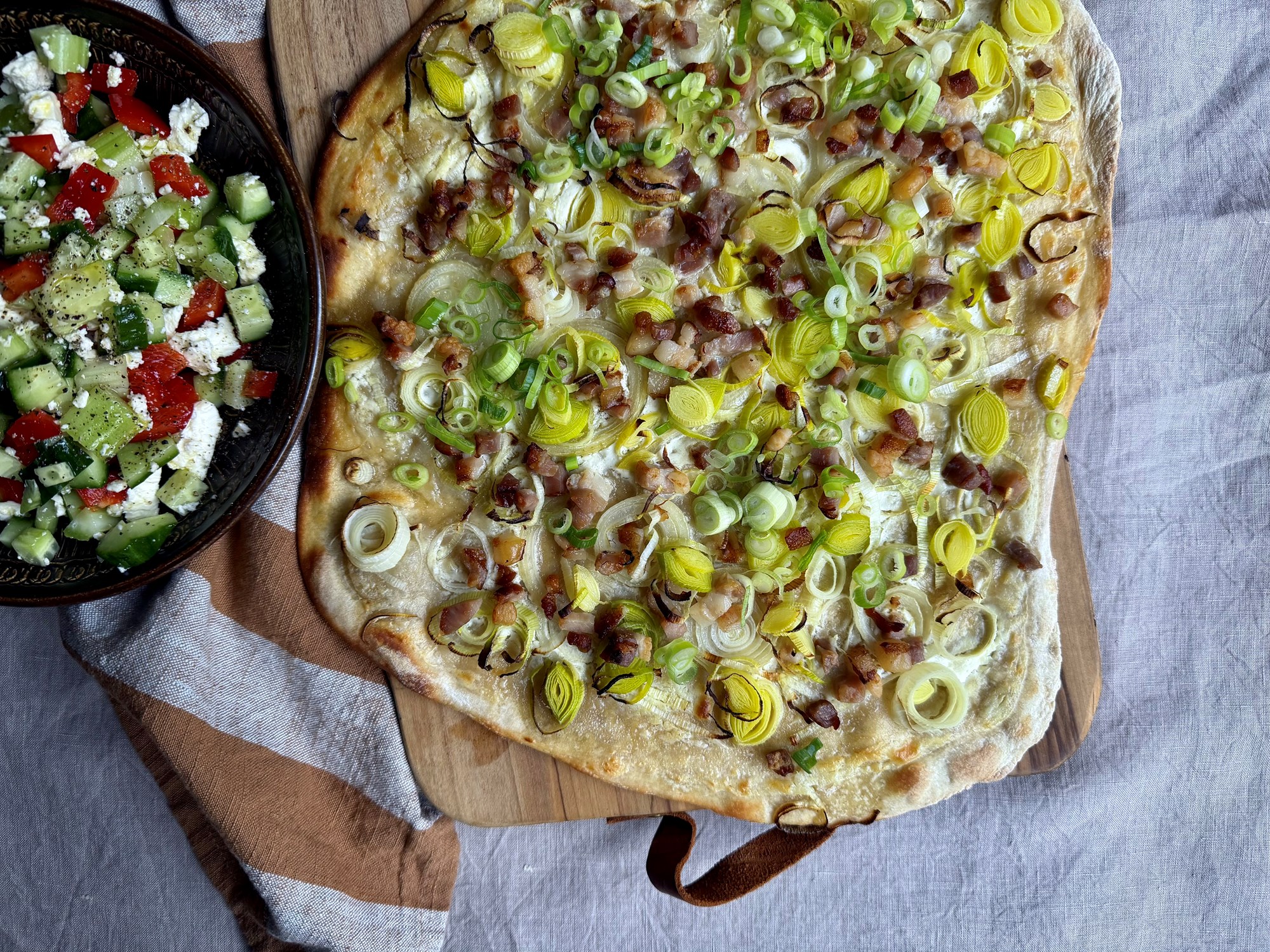 Flammekuchen pizza og chop chop salat