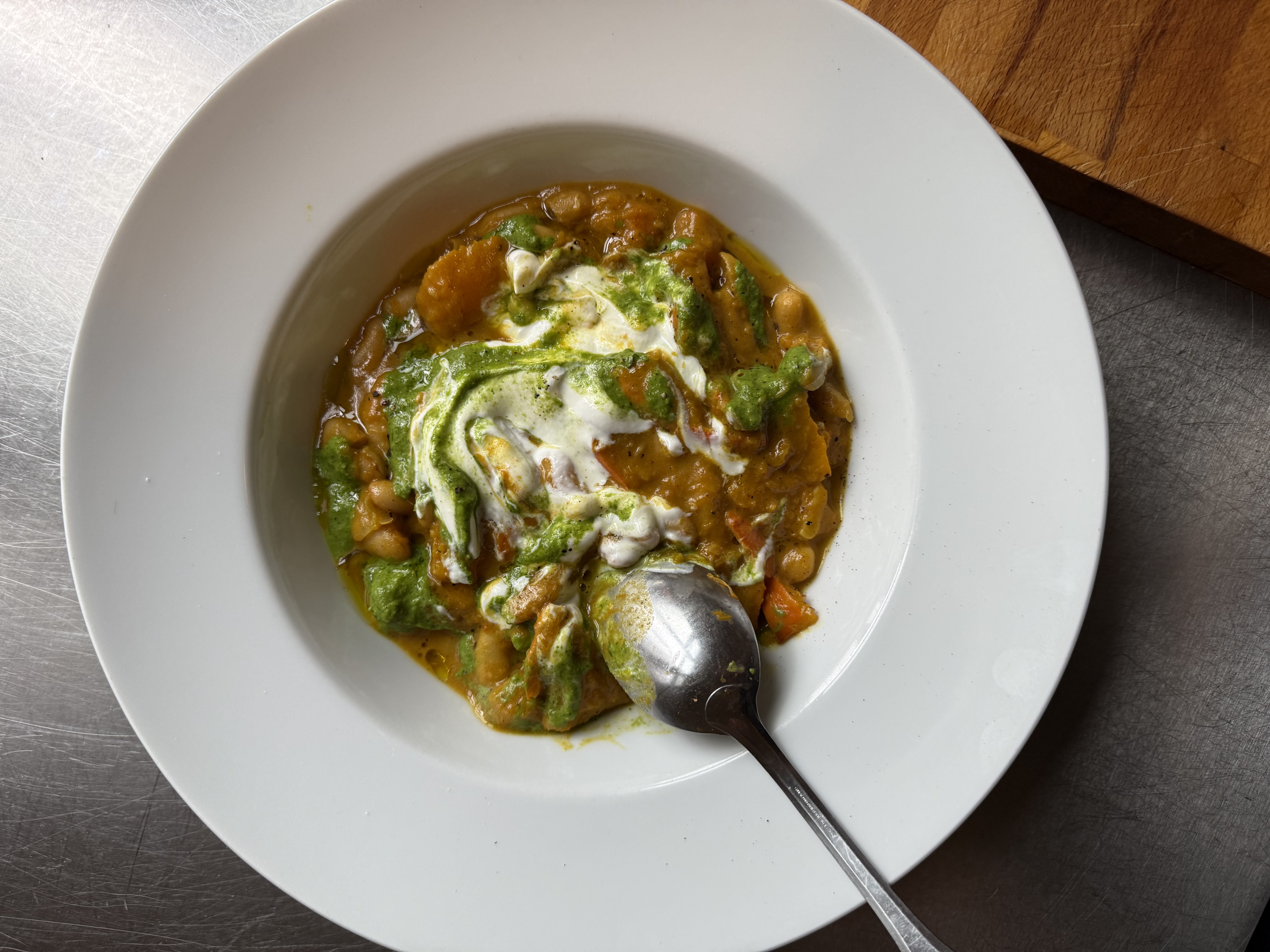 Græskar med cremede bønner og salsa verde