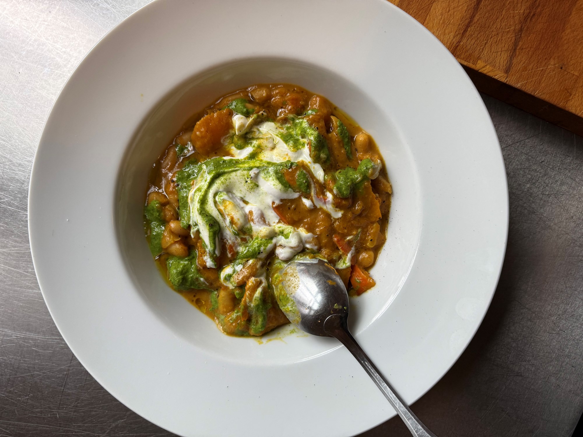 Græskar med cremede bønner og salsa verde