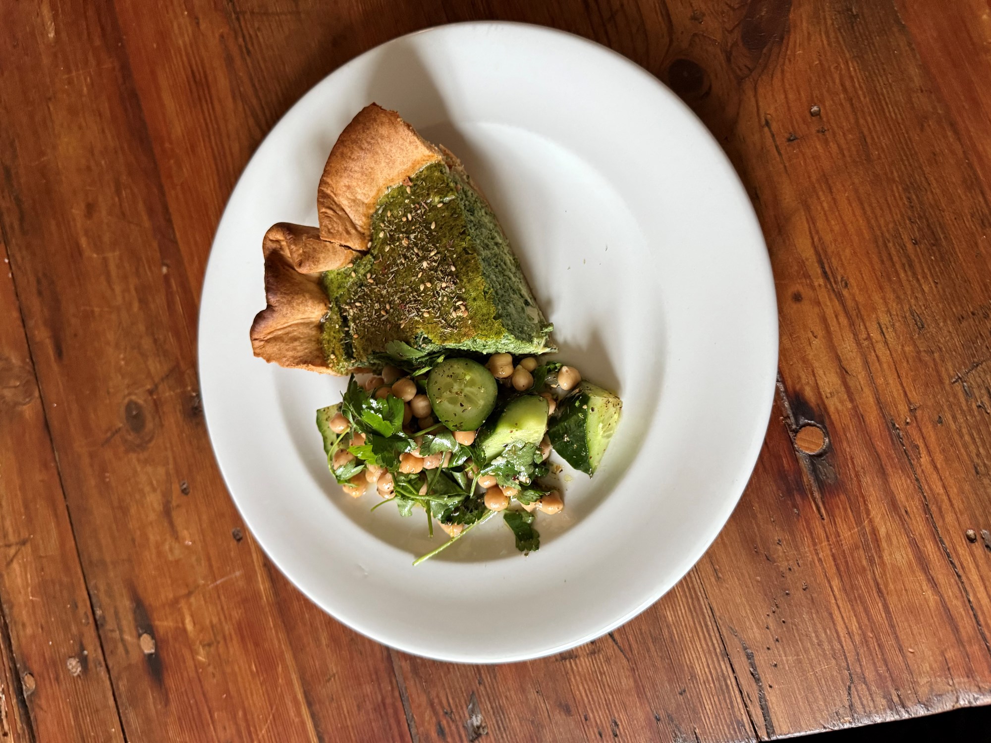 Spinattærte med za'atar og kikærtesalat