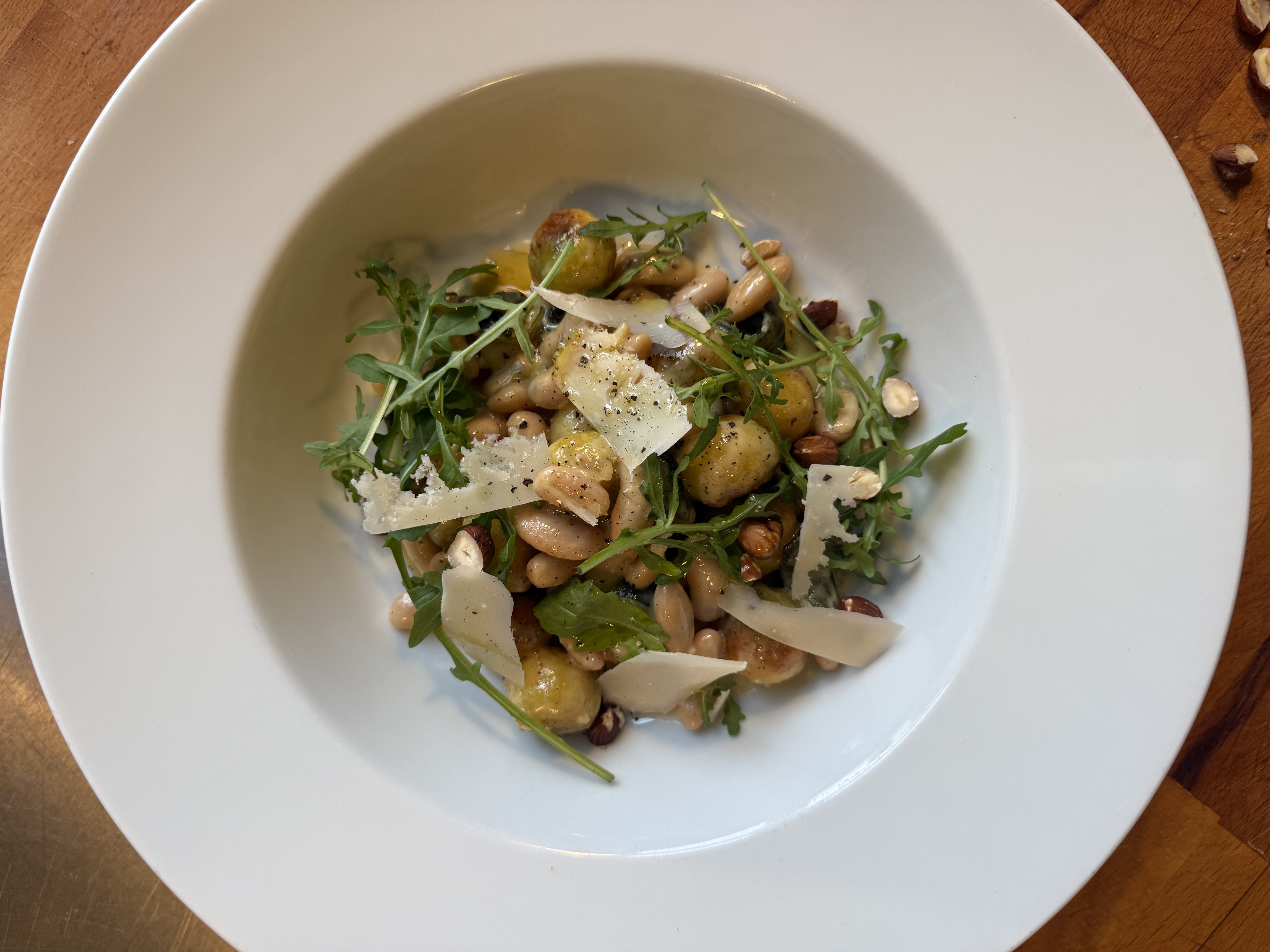 Gnocchi med bønner, hasselnødder, salvie og parmesan