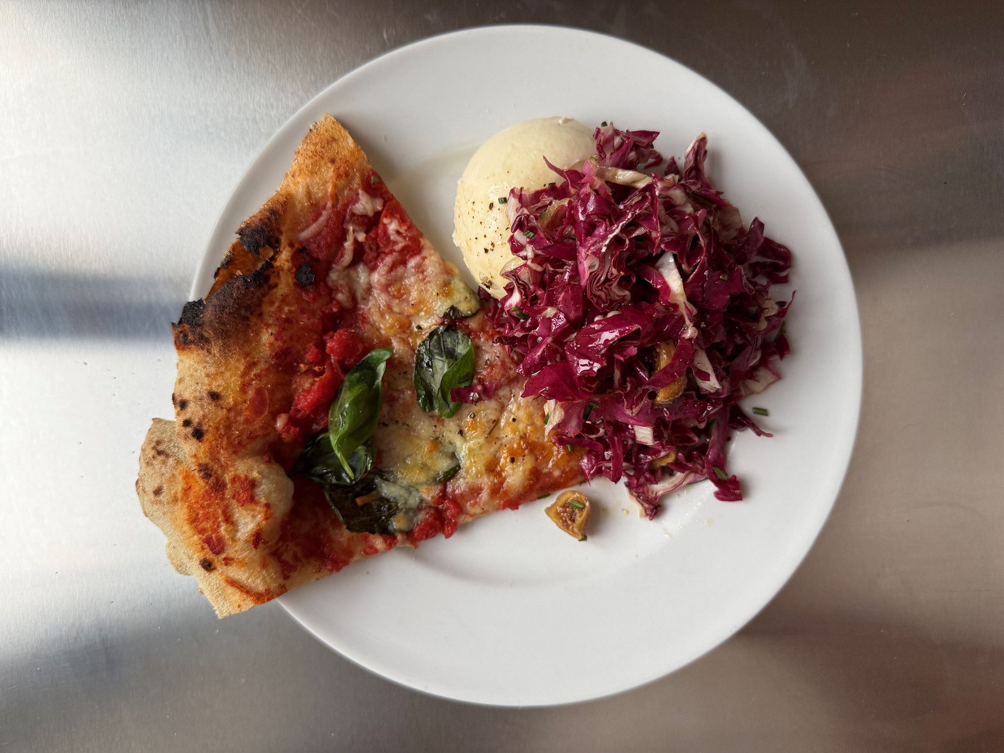 Pizza med mozzarella og basilikum og burrata med radicchio