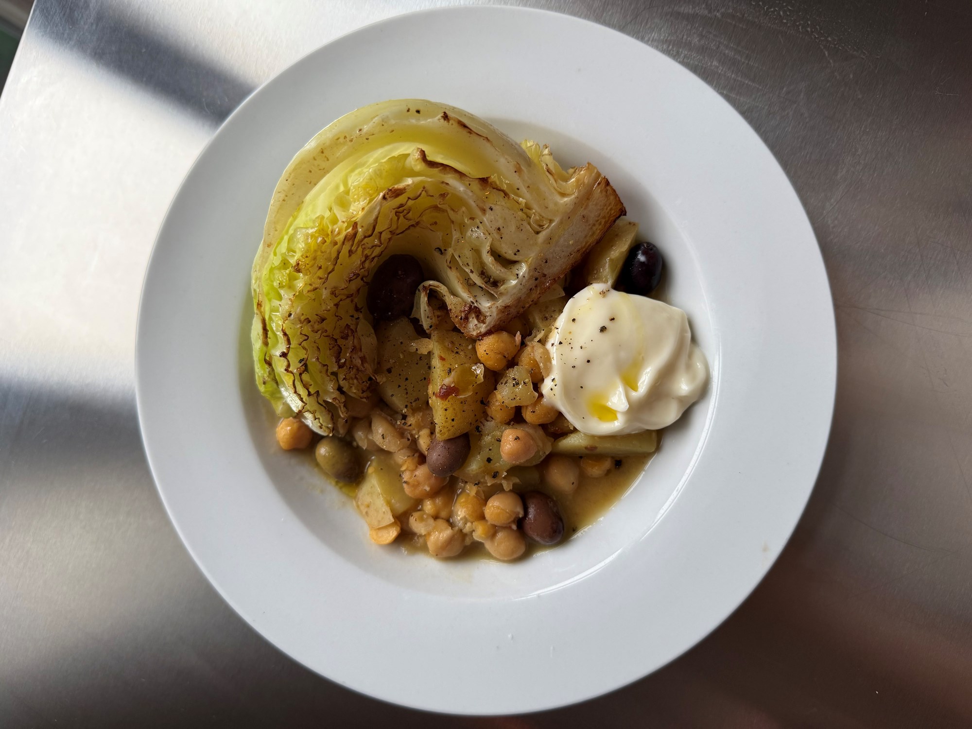 Kikærtesuppe med kartofler, savoykål, oliven og aioli