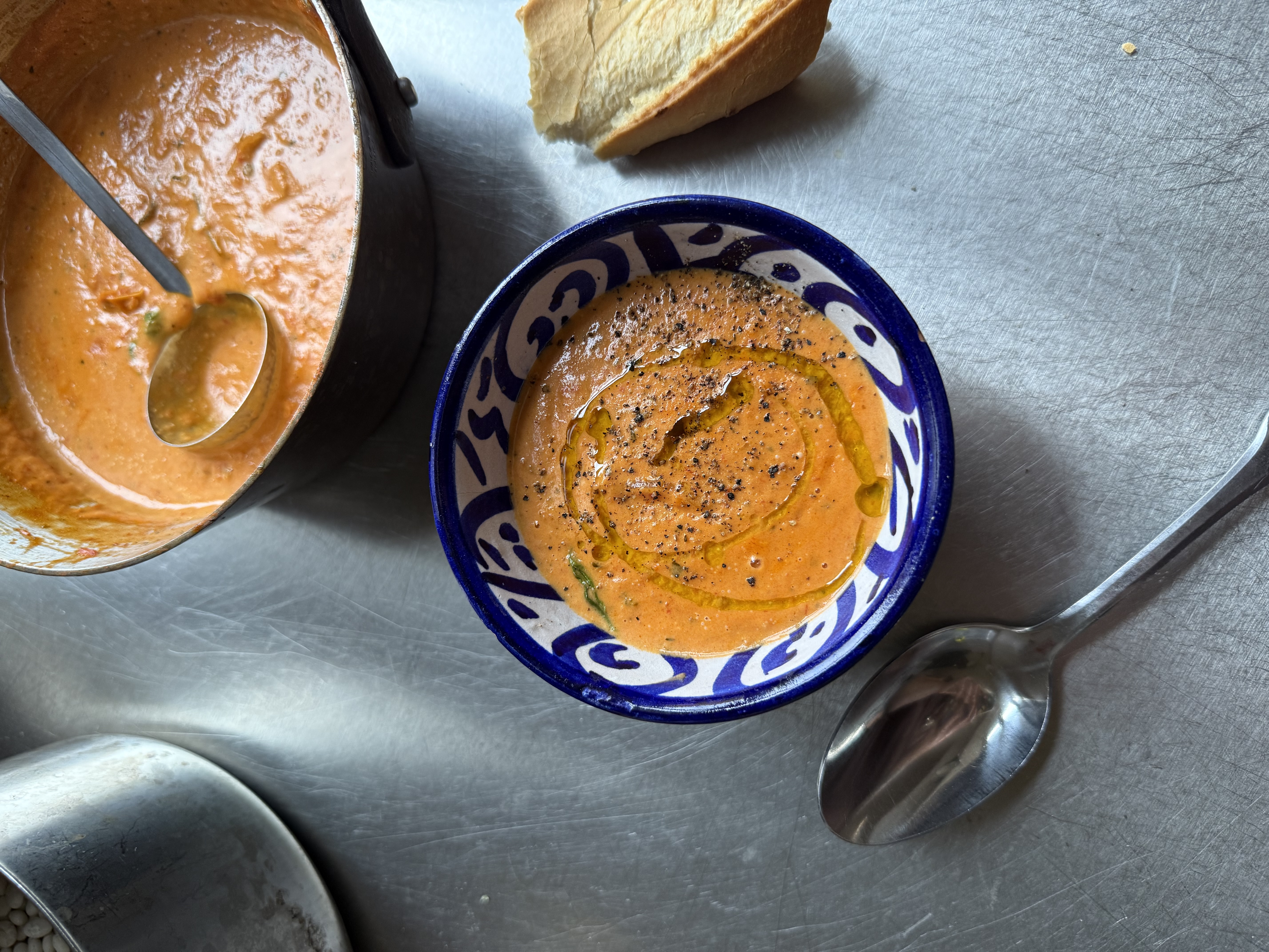 Tomatsuppe med orecchiette, kerner og hvidløgsbrød