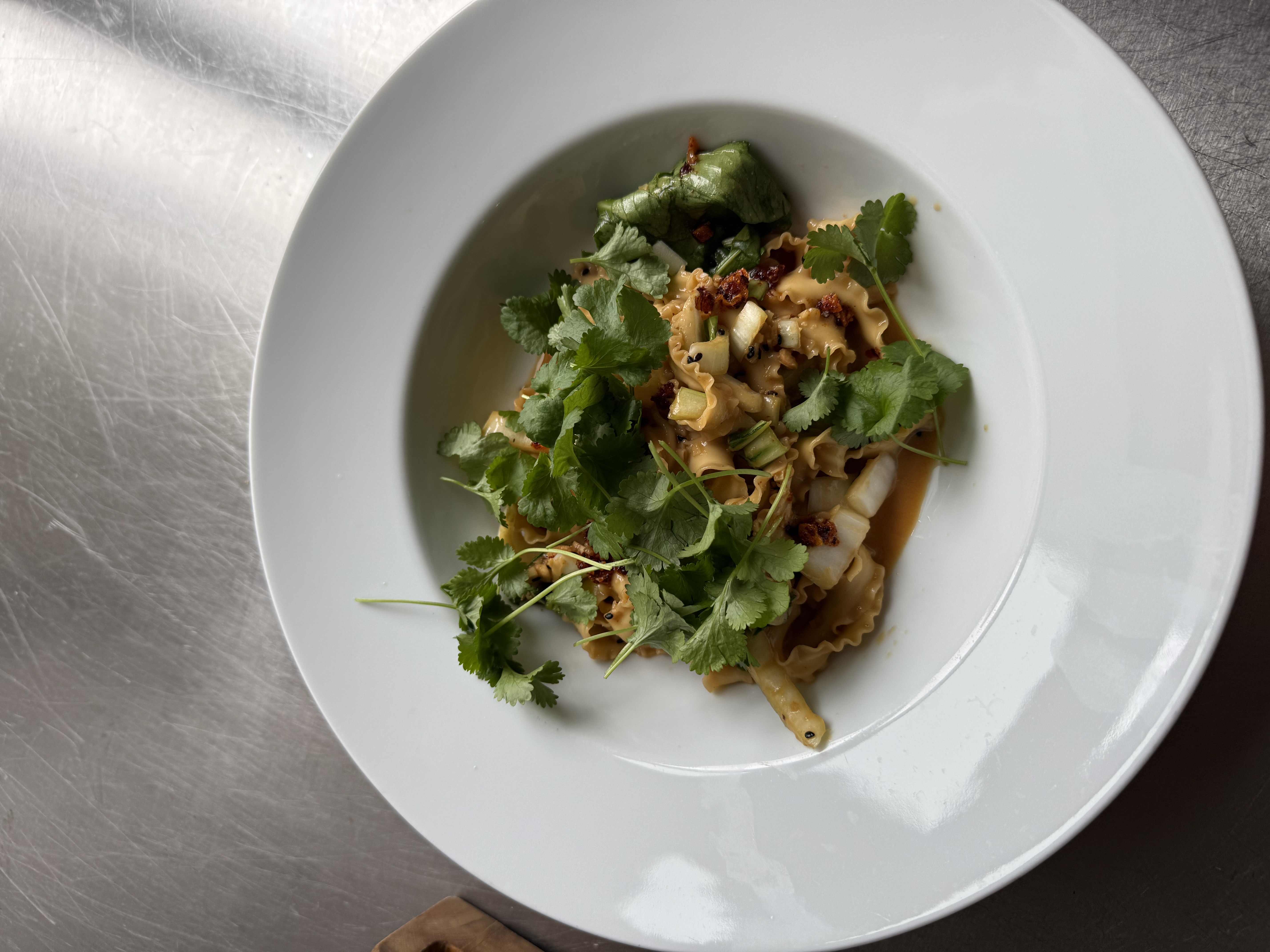 Peanutbutter nudler med stegt kål og pak choy