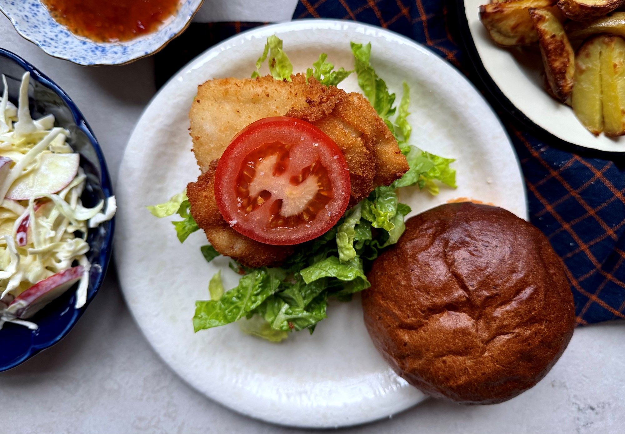 Fiskeburger med vinterslaw og ovnkartofler