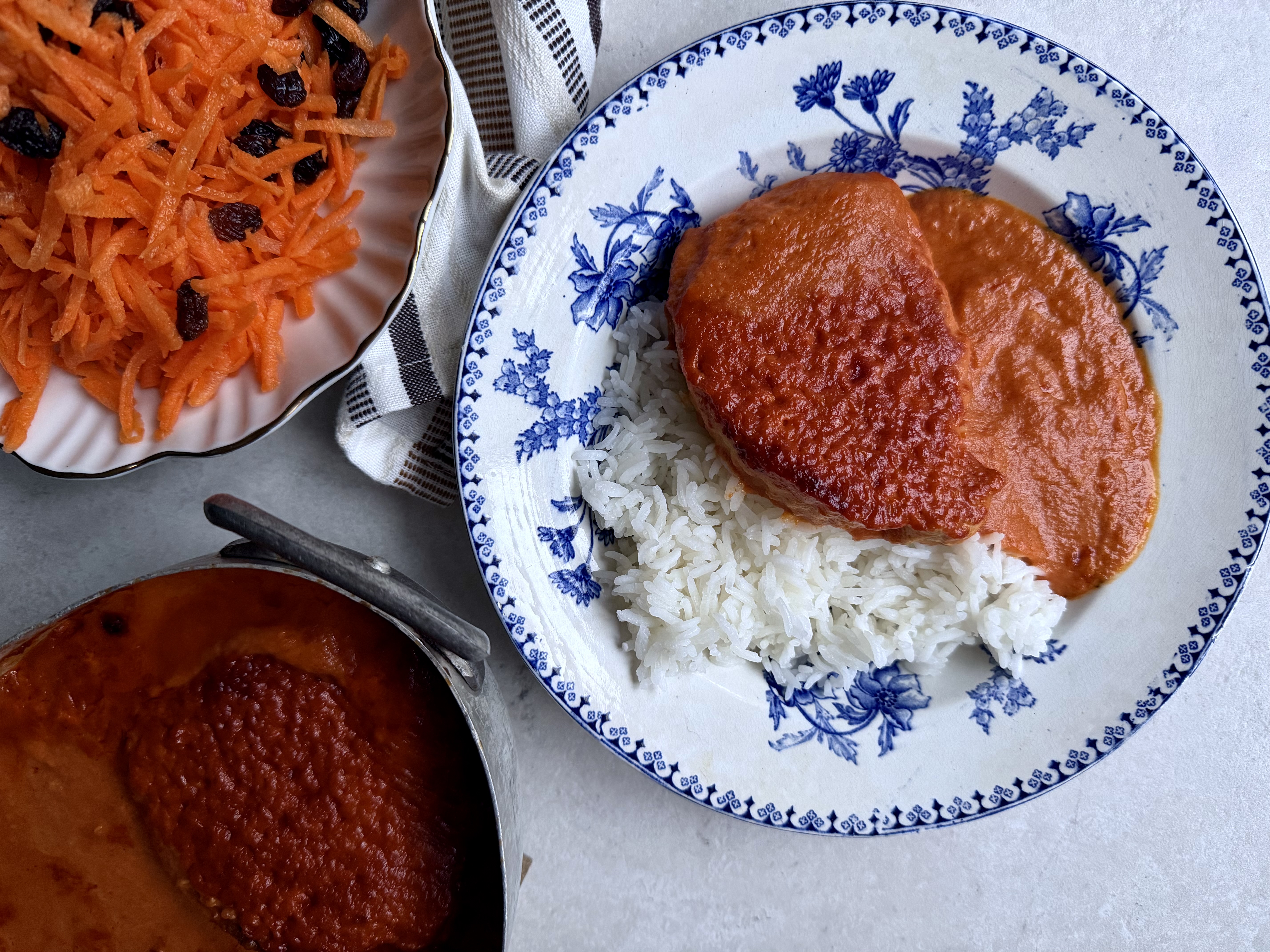 Koteletter i fad med ris og råkost med rosiner