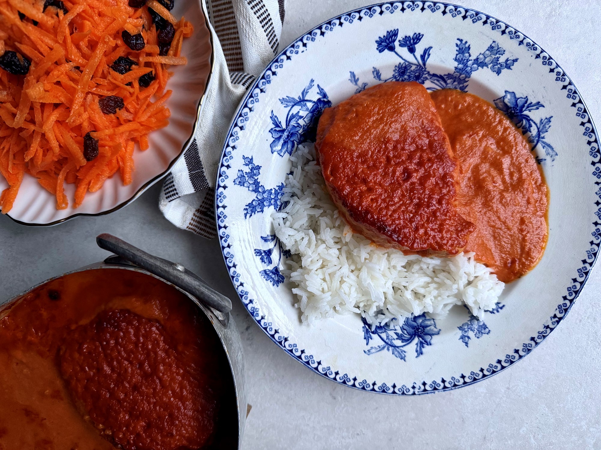 Koteletter i fad med ris og råkost med rosiner