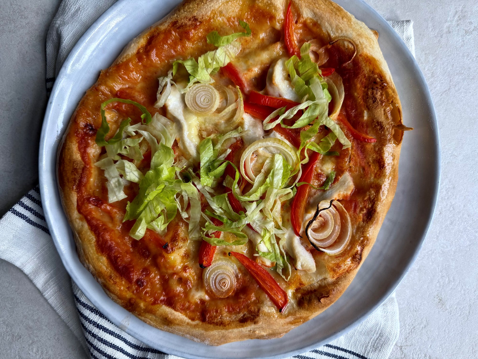 Pizza med kylling og peberfrugt og frisk mozzarella