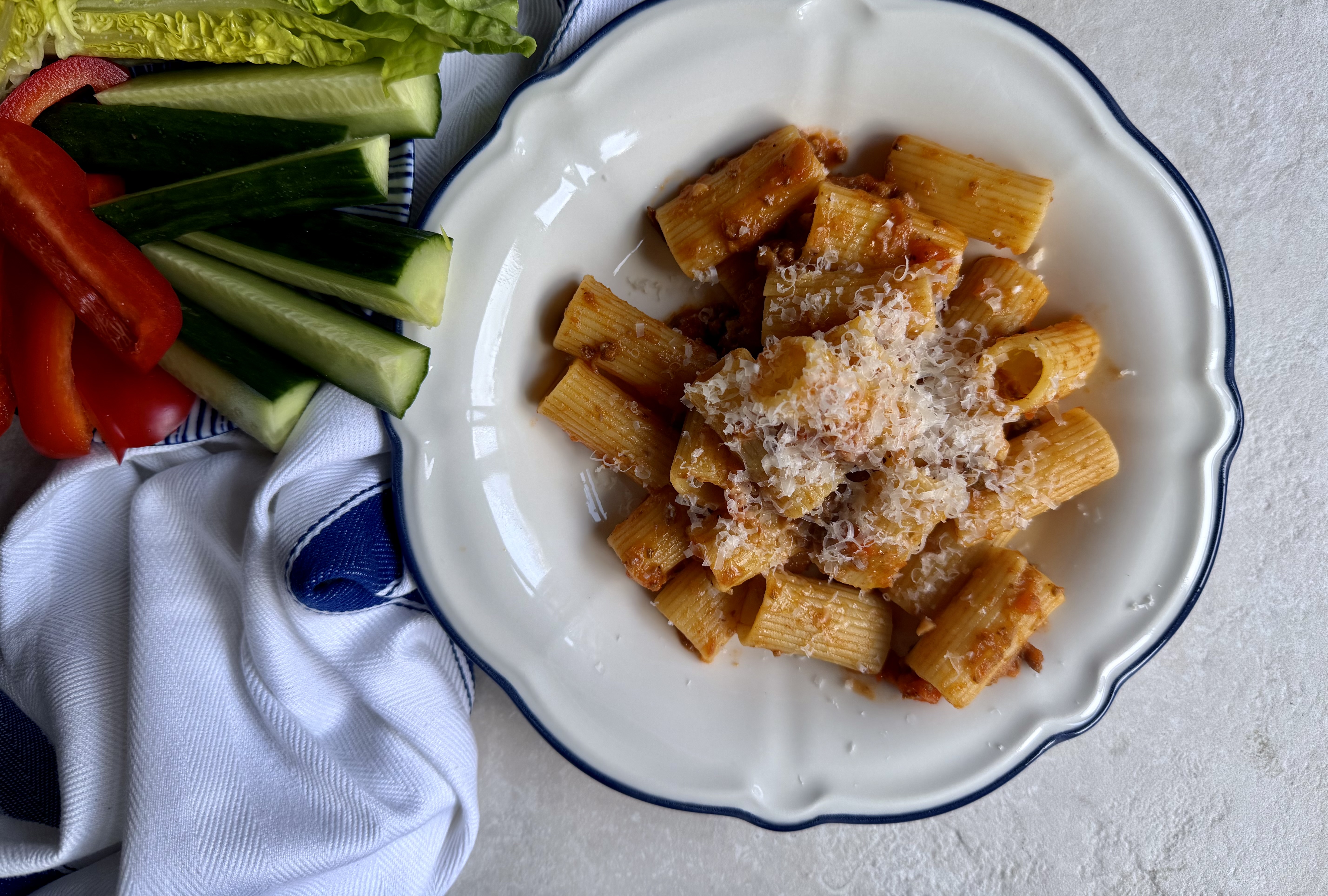 HEAT pasta bolognese med parmesan og snack grønt