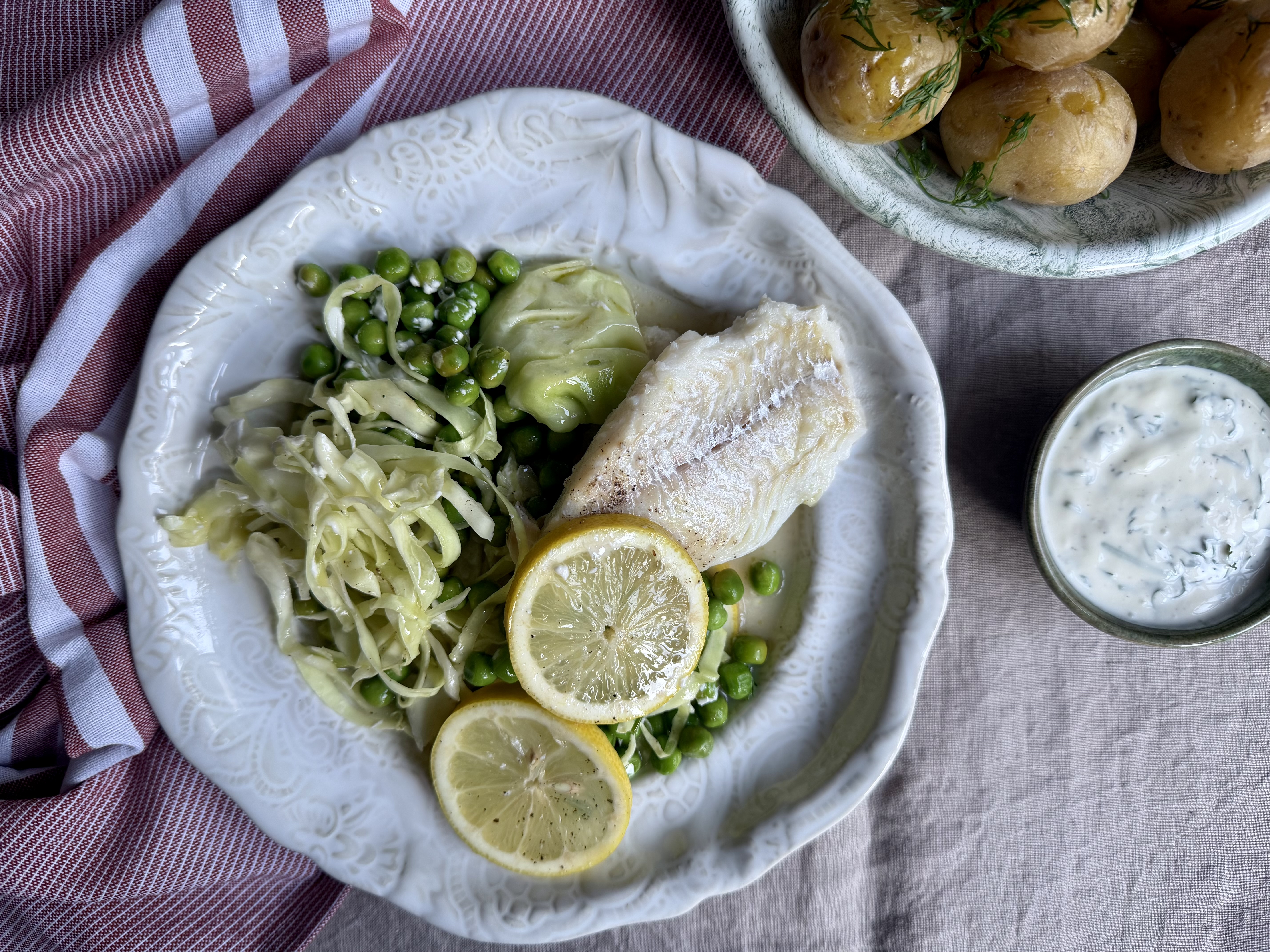 Mørksej papillotestyle med kål, ærter og dildcreme