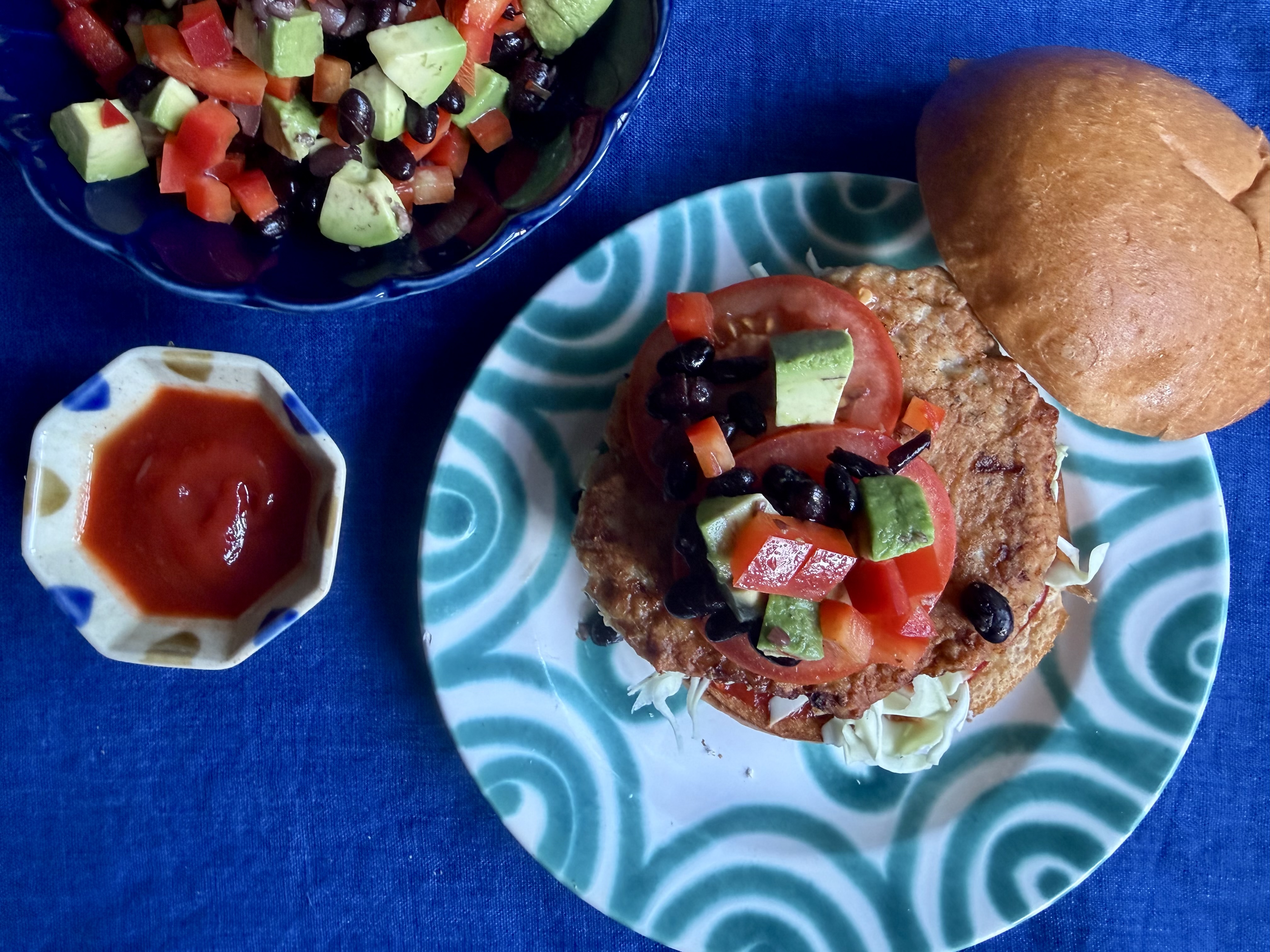 Mexistyle kyllingeburger med avokado og sort bønnesalsa