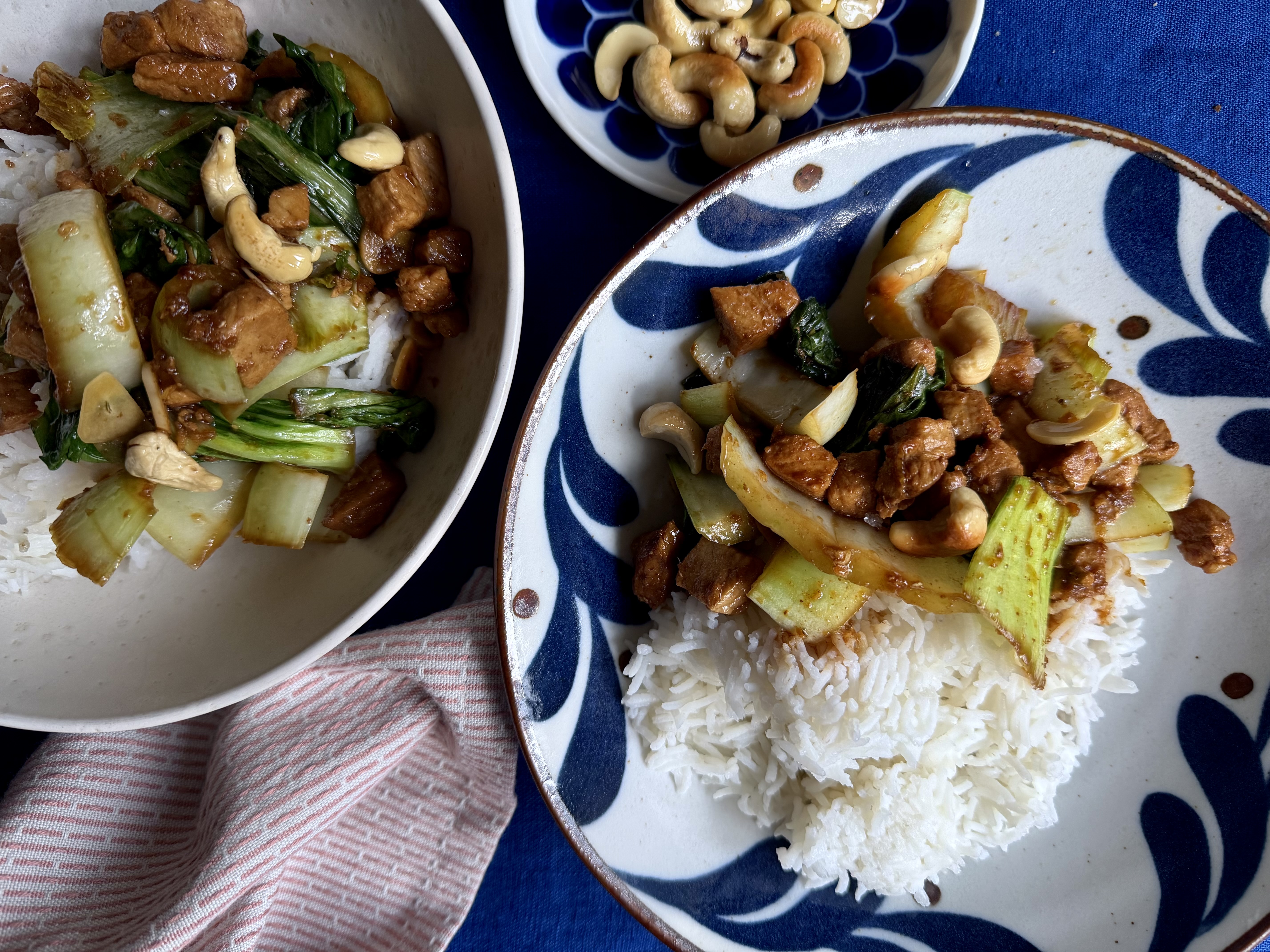 Lynstegt gris med pak choy, ingefær og cashewnødder