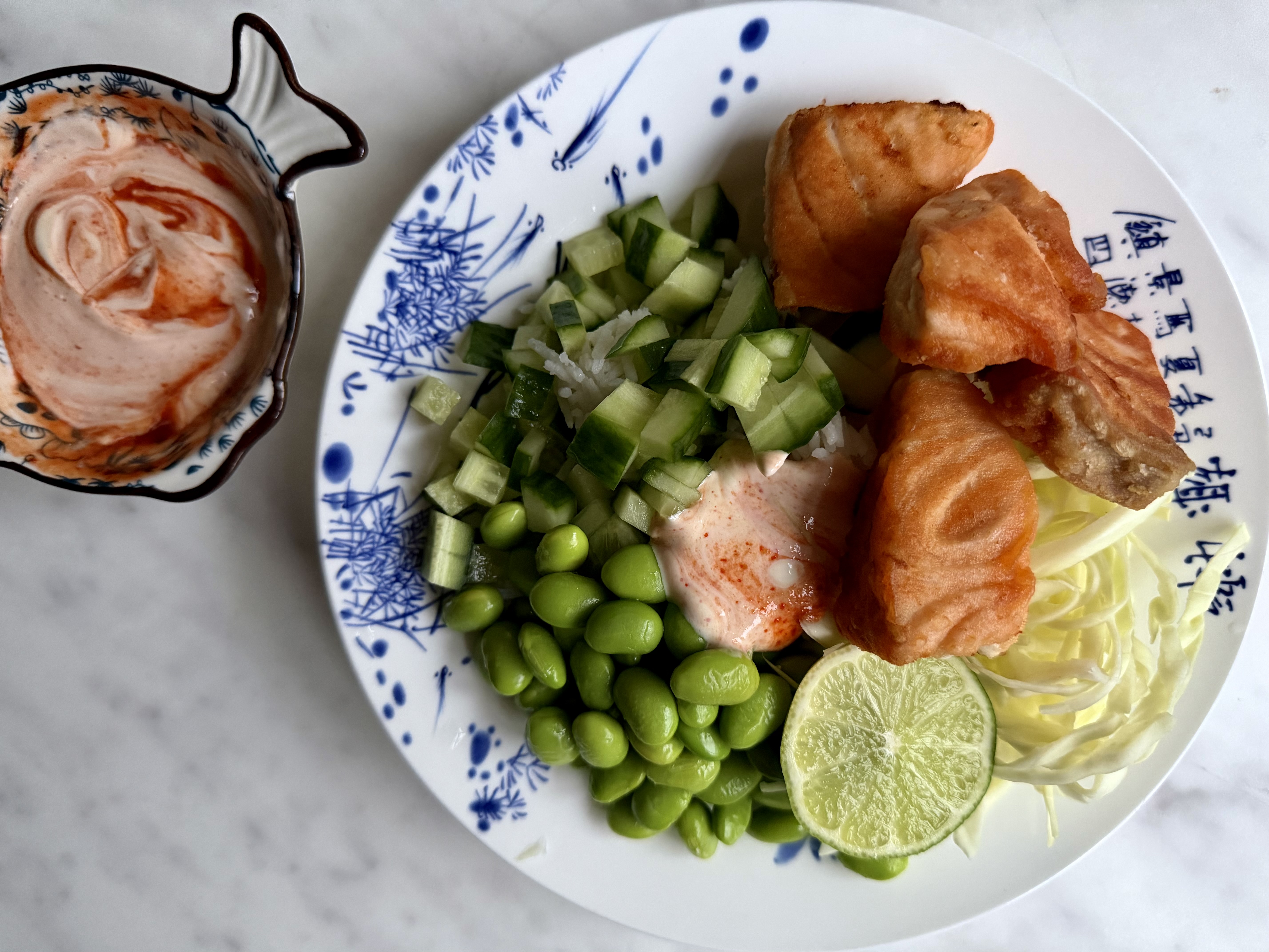 Pokebowl med laks, mukimame, mild chilicreme og agurk