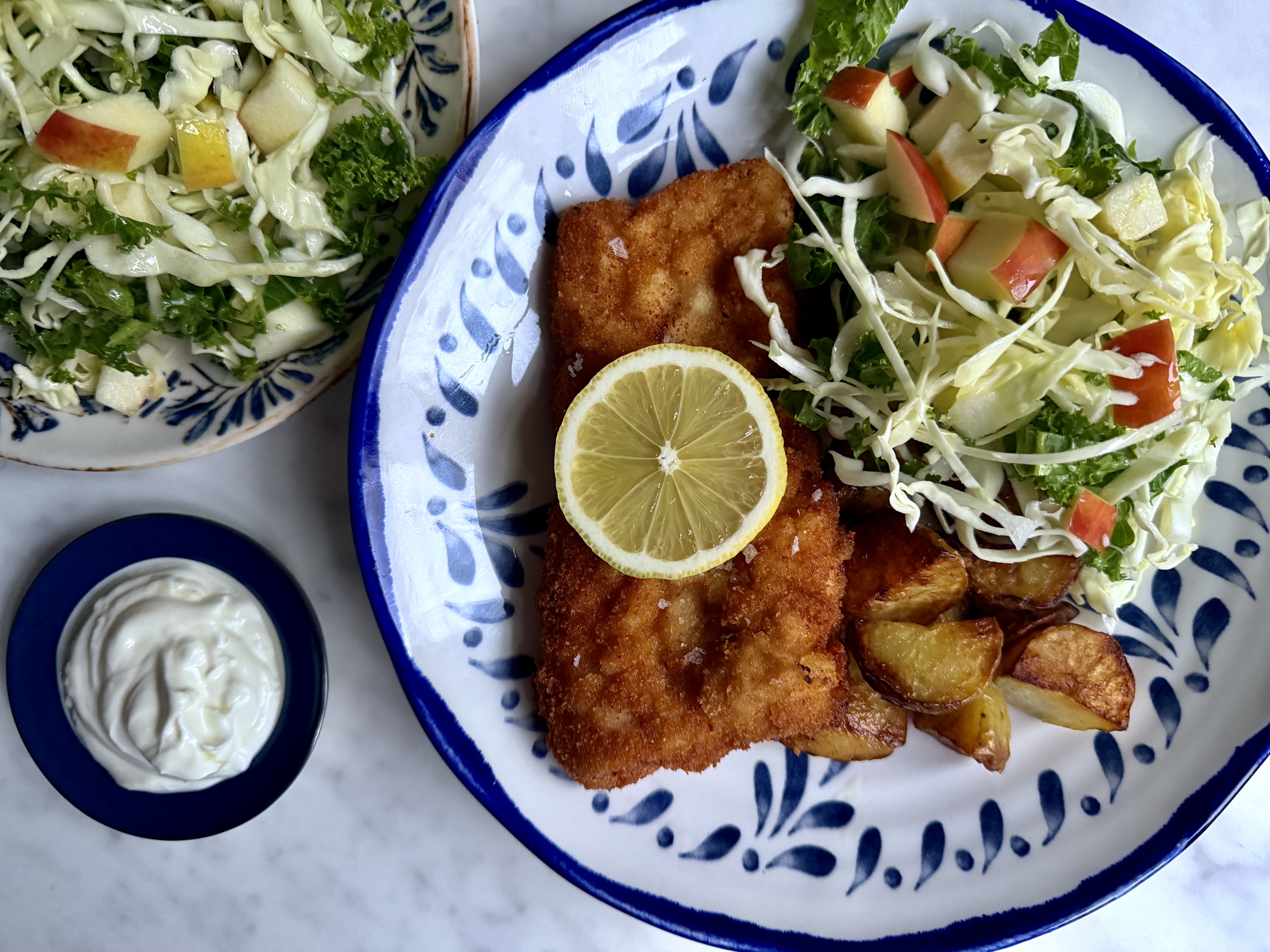 Schnitzel med stegte kartofler og kålsalat med æble