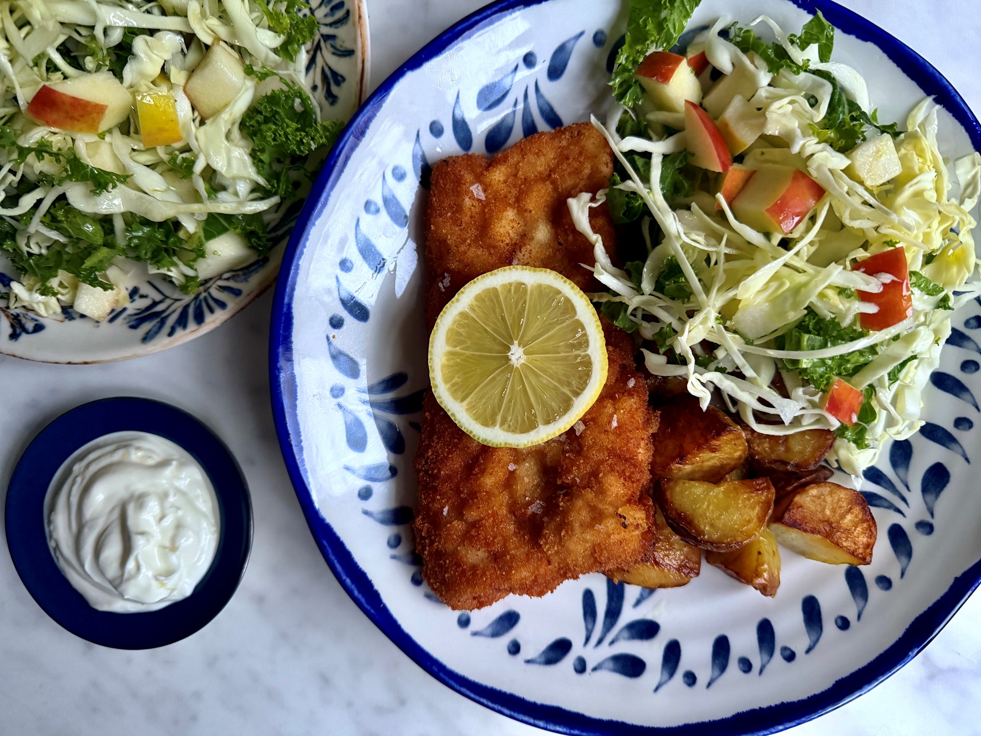 Schnitzel med stegte kartofler og kålsalat med æble