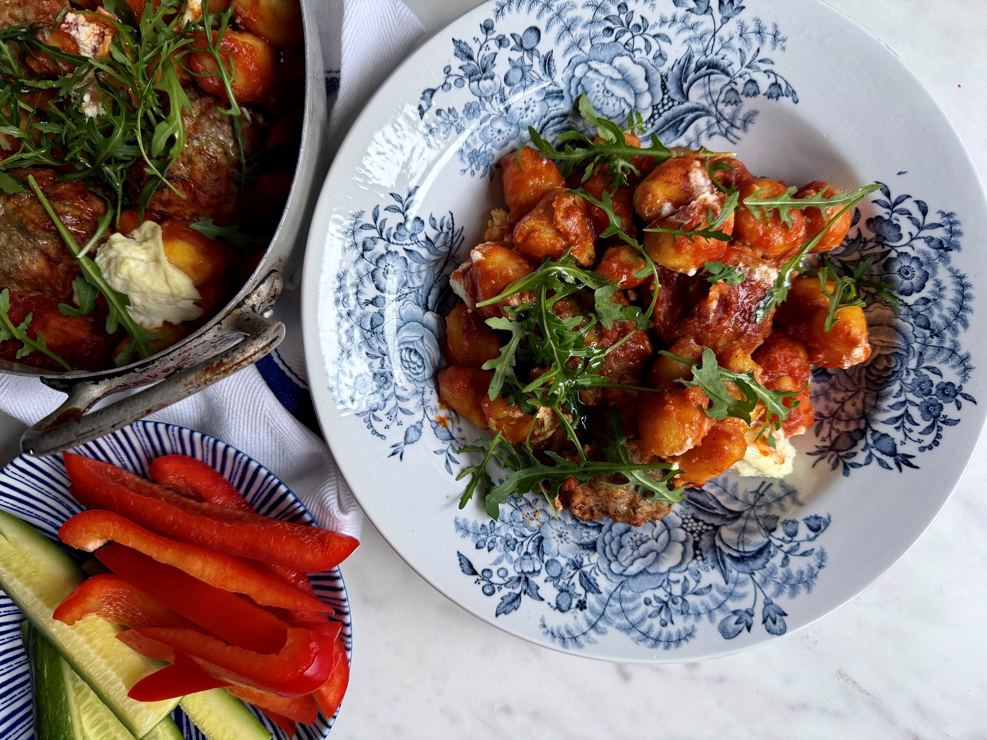 Kødboller bagt i  tomatsauce med gnocchi og ricotta