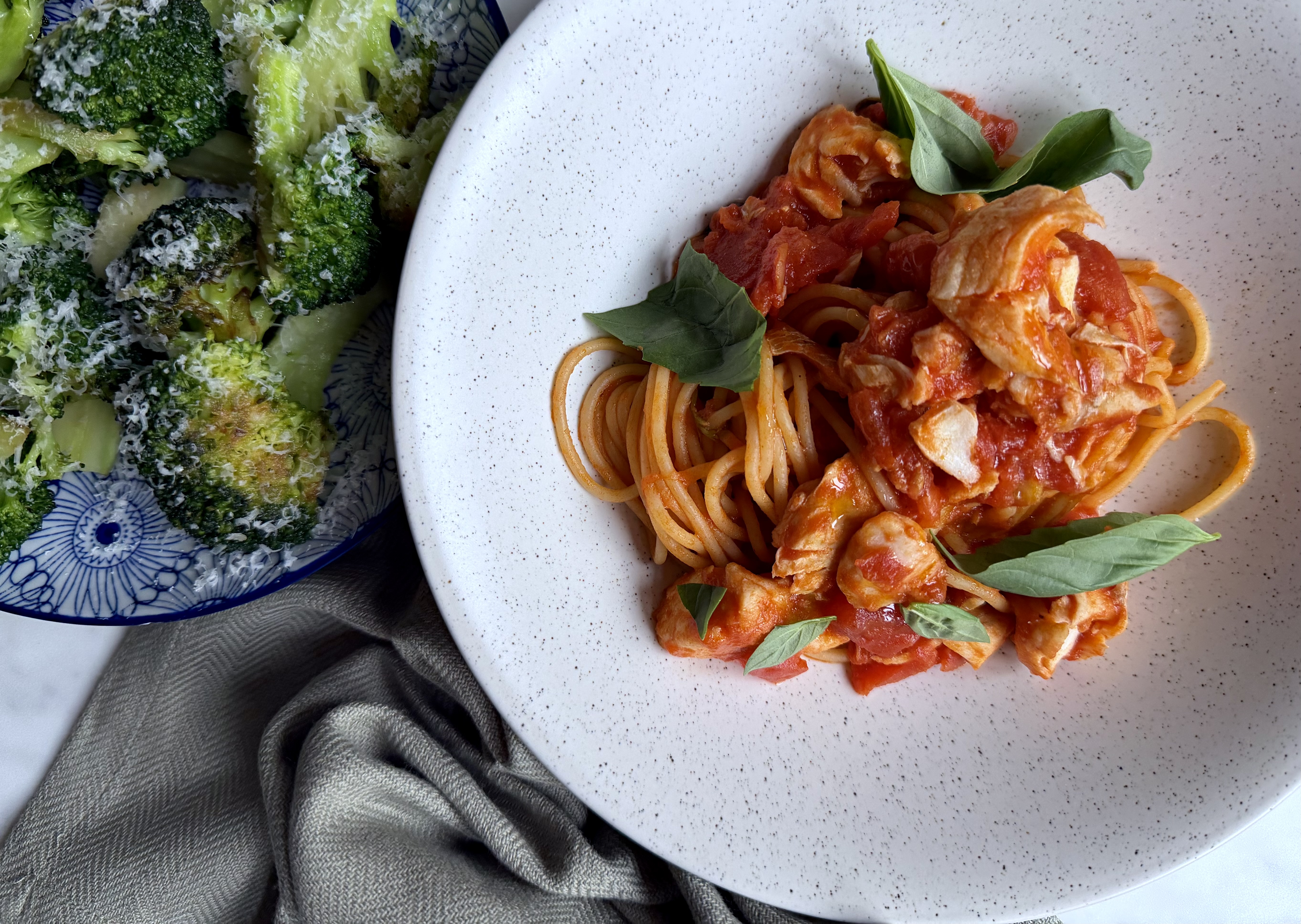 Pasta med kuller i tomatsauce og dampet broccoli med parmesan