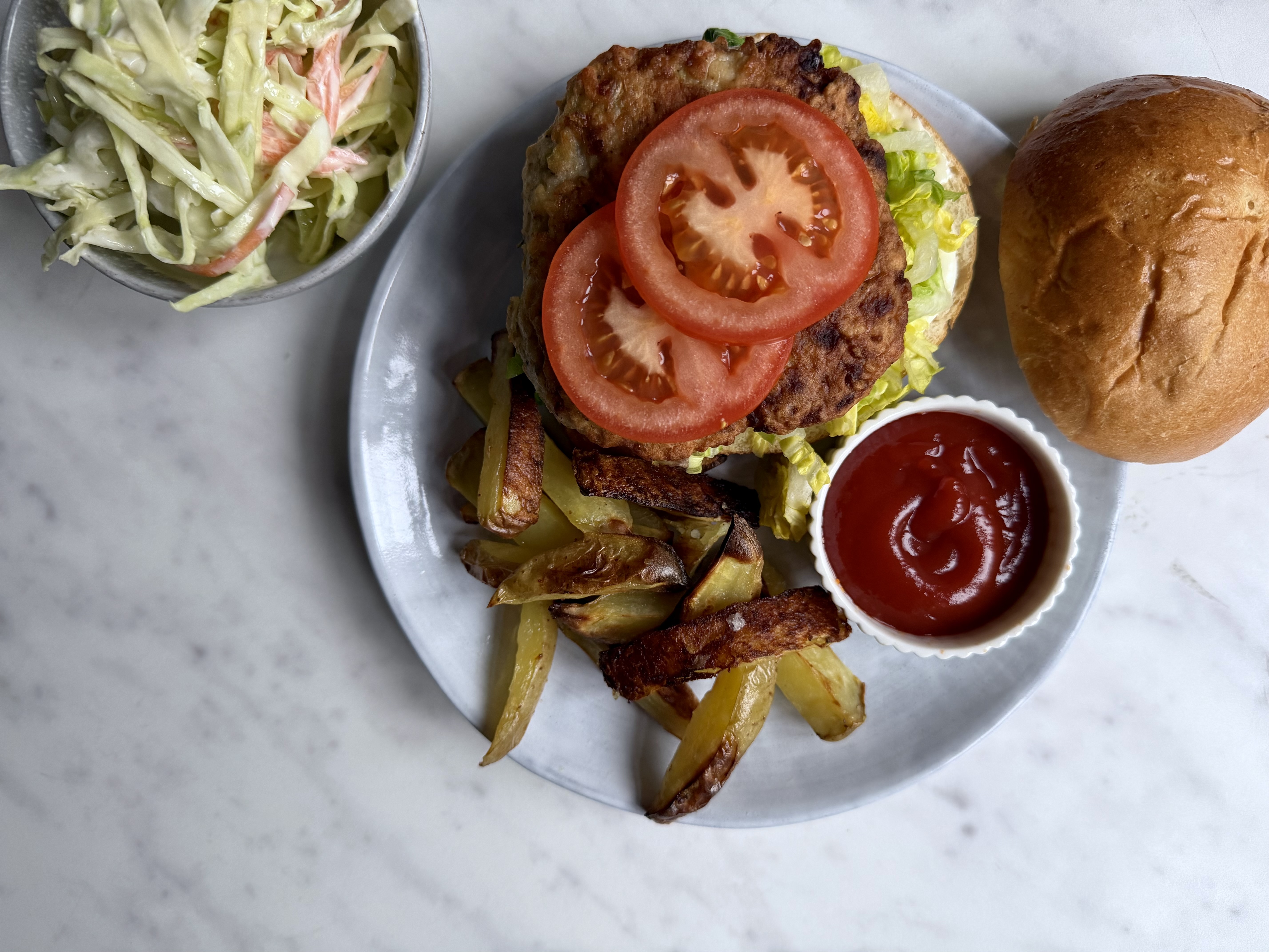 Kyllingeburger med coleslaw og ovnkartofler