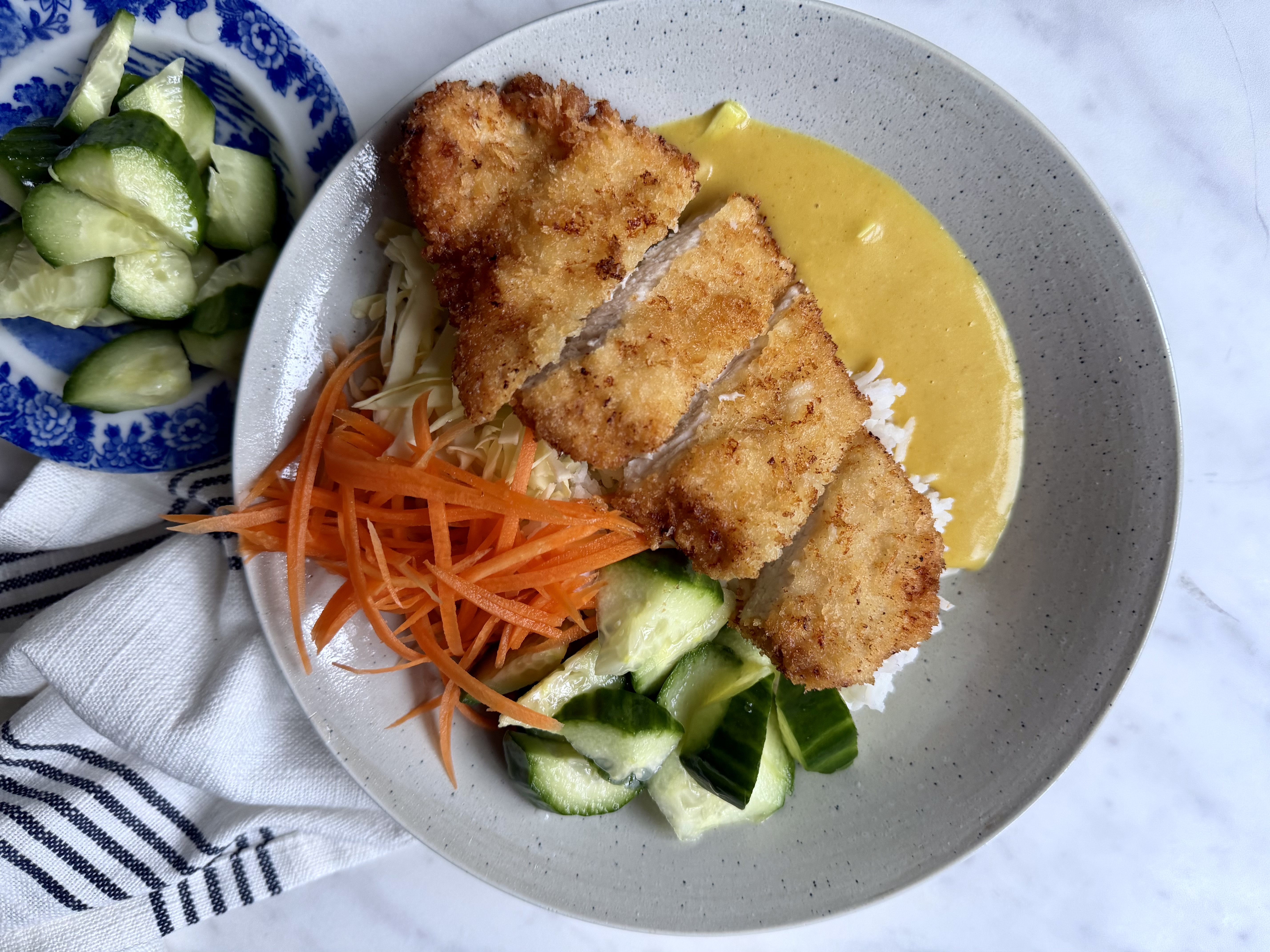 Katsu curry - sprød gris med karrysauce og letsyltet agurk