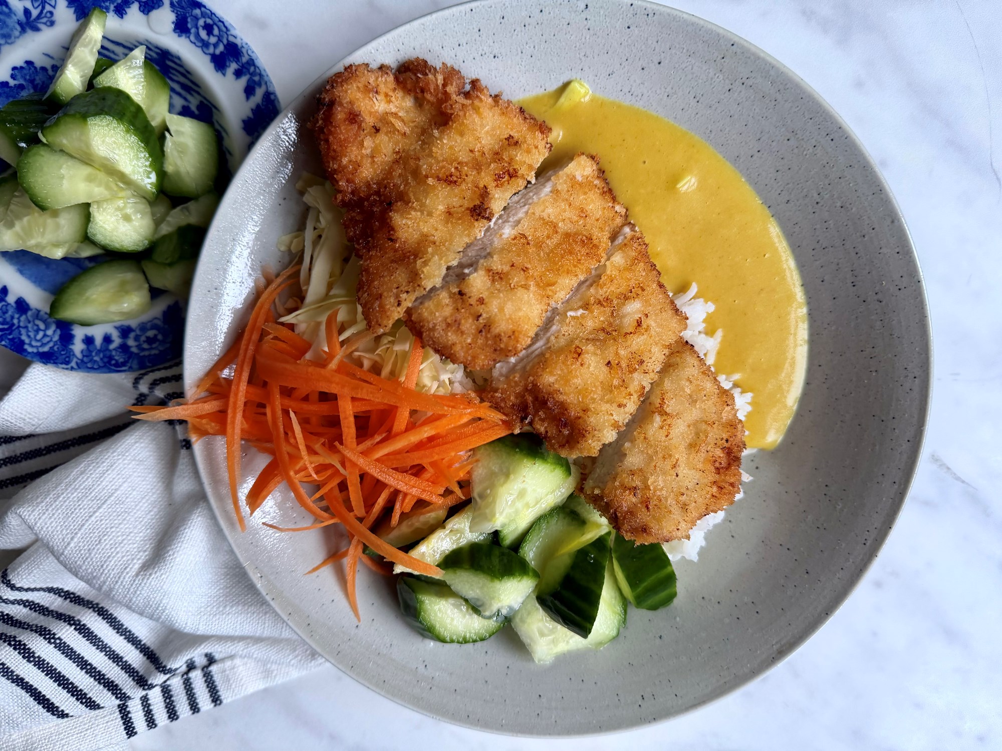 Katsu curry - sprød gris med karrysauce og letsyltet agurk