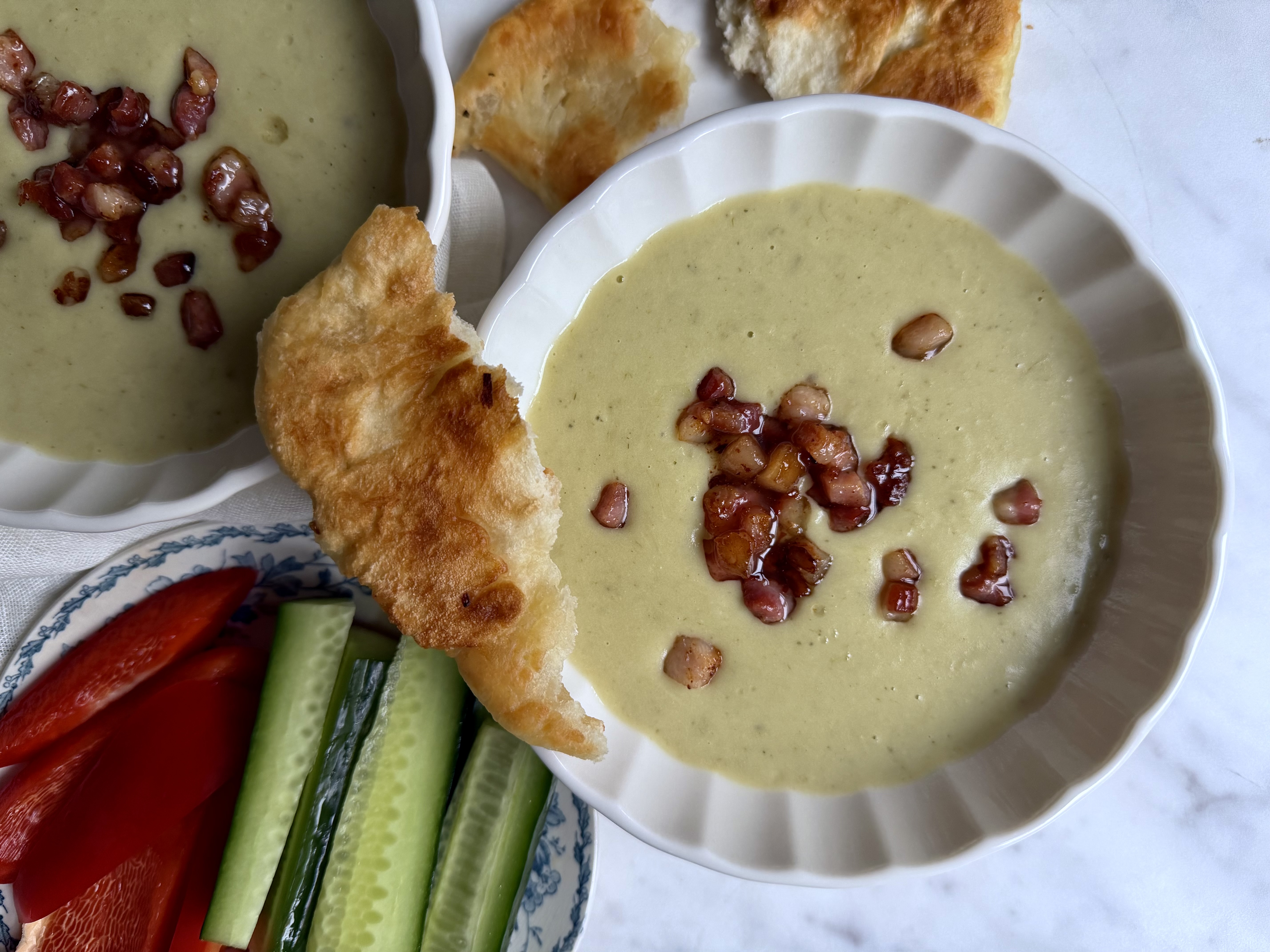 HEAT- kartoffelsuppe med bacon og fladbrød og snack grønt