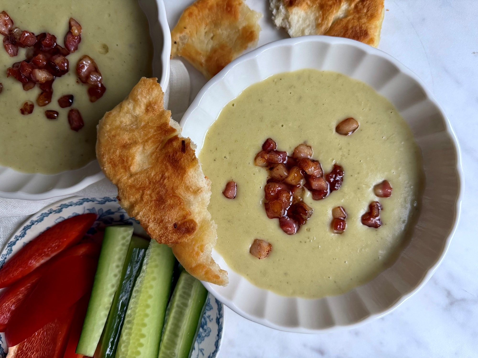 HEAT- kartoffelsuppe med bacon og fladbrød og snack grønt