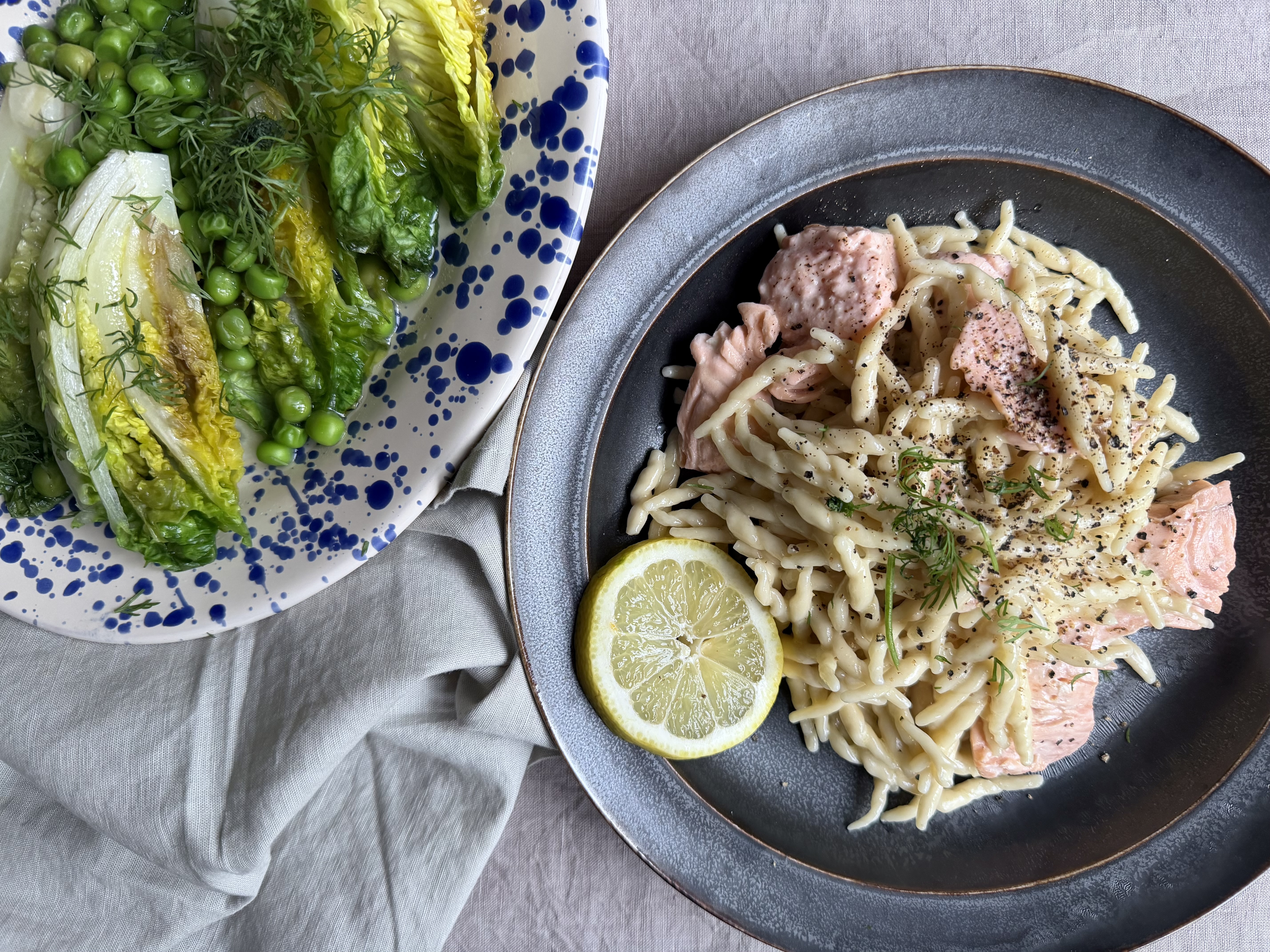 Troffie med laks og fløde, ærter og lun salat