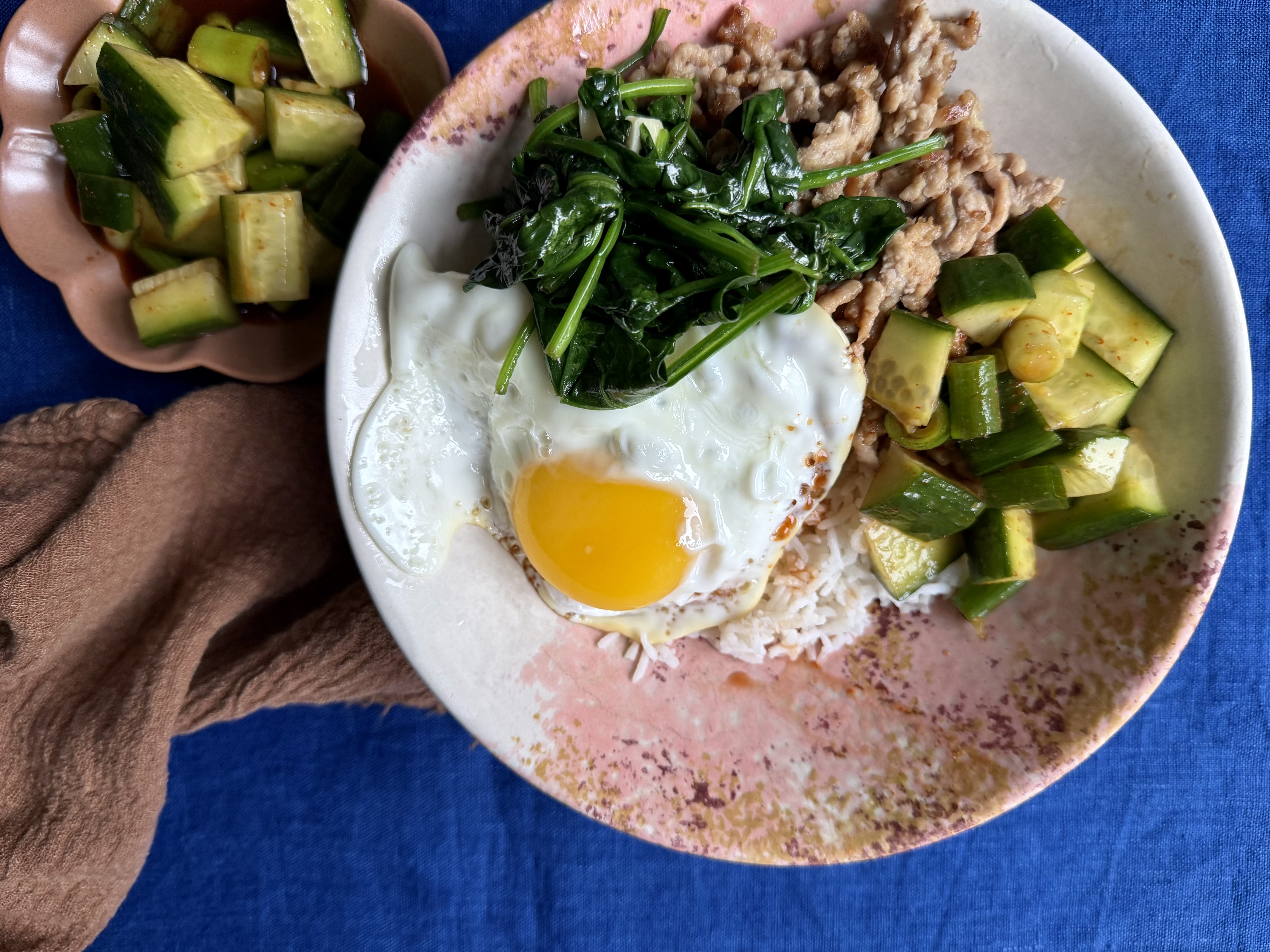Almost bibimbap med ingefær-gris, spejlæg og spicy agurk