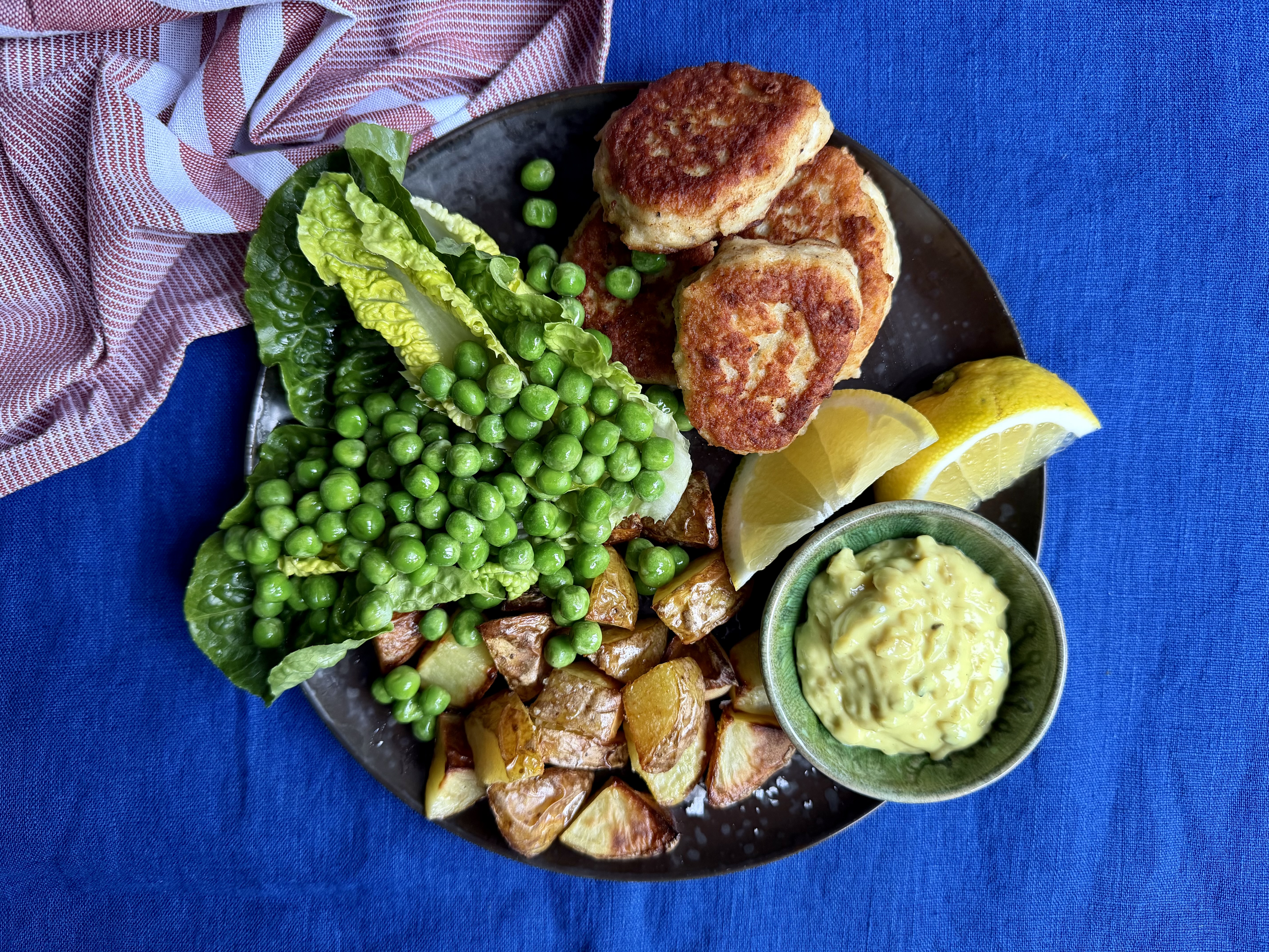 Fiskefrikadeller med remoulade, ovnkartofler og lune ærter