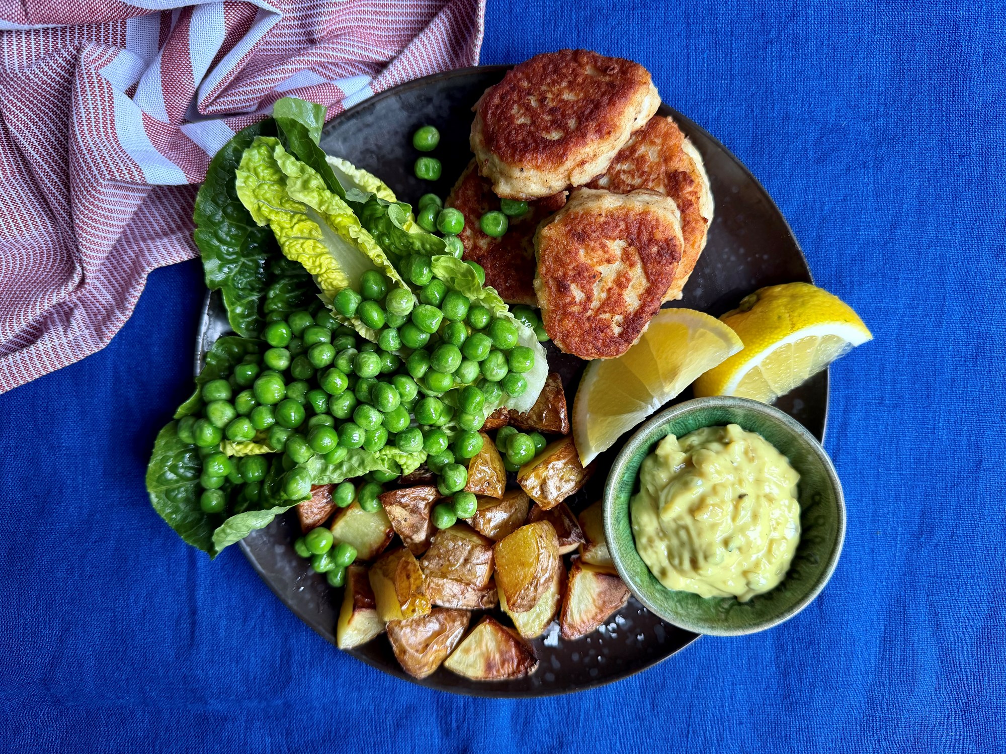 Fiskefrikadeller med remoulade, ovnkartofler og lune ærter