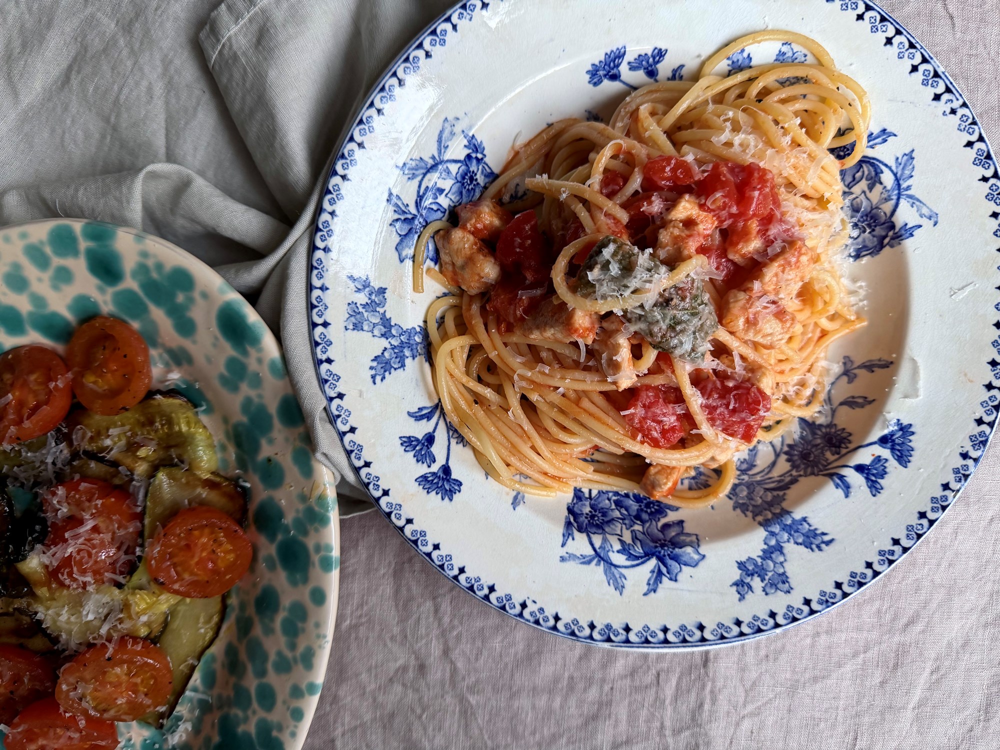 Pasta med gris i tomatsauce og lun squashsalat