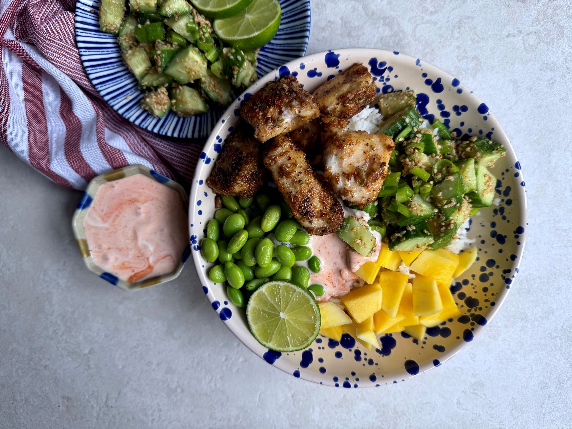 Bowl med mørksej, mukimame, mango og hvidkålssalat