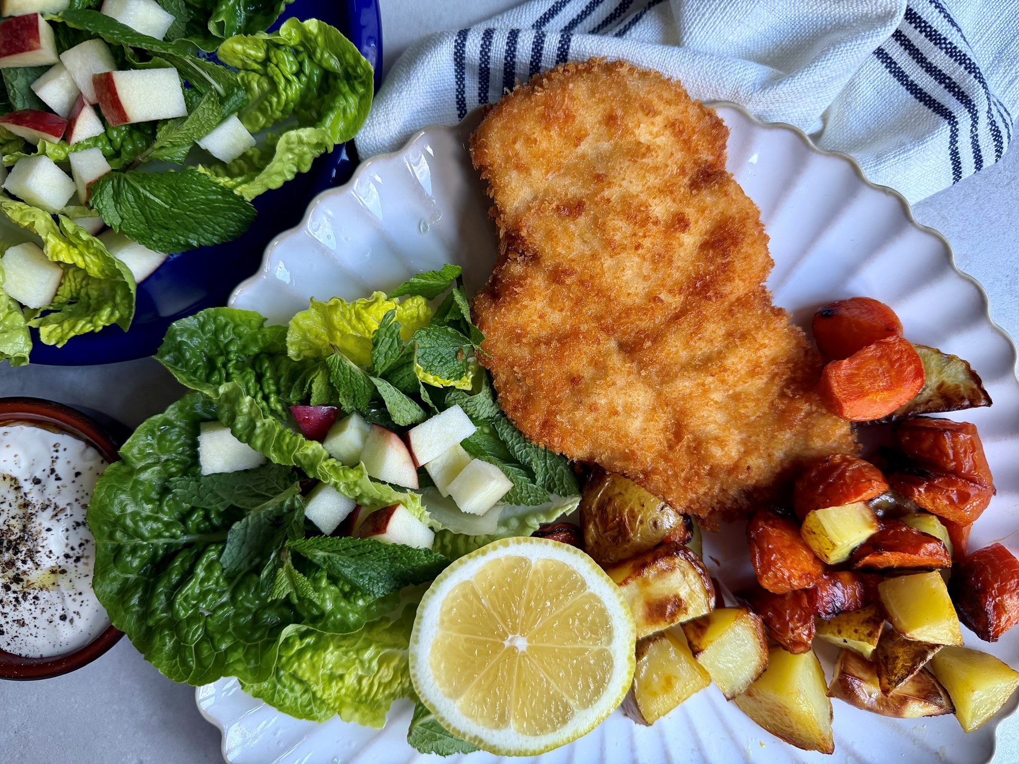 Sprøde kyllingebryster med bagte rødder og æblesalat