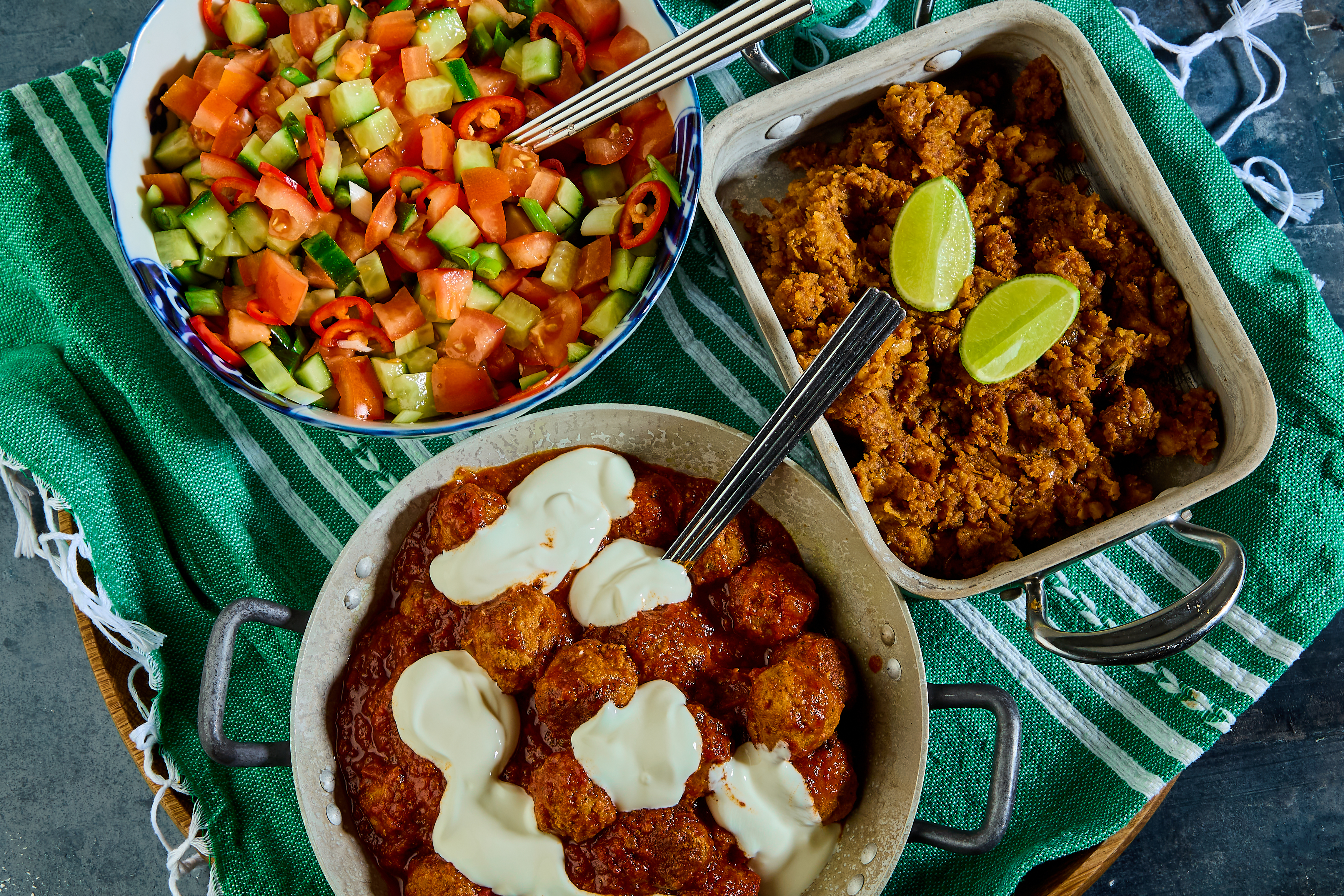 Frijoles refritos med krydrede kødboller og pico de gallo
