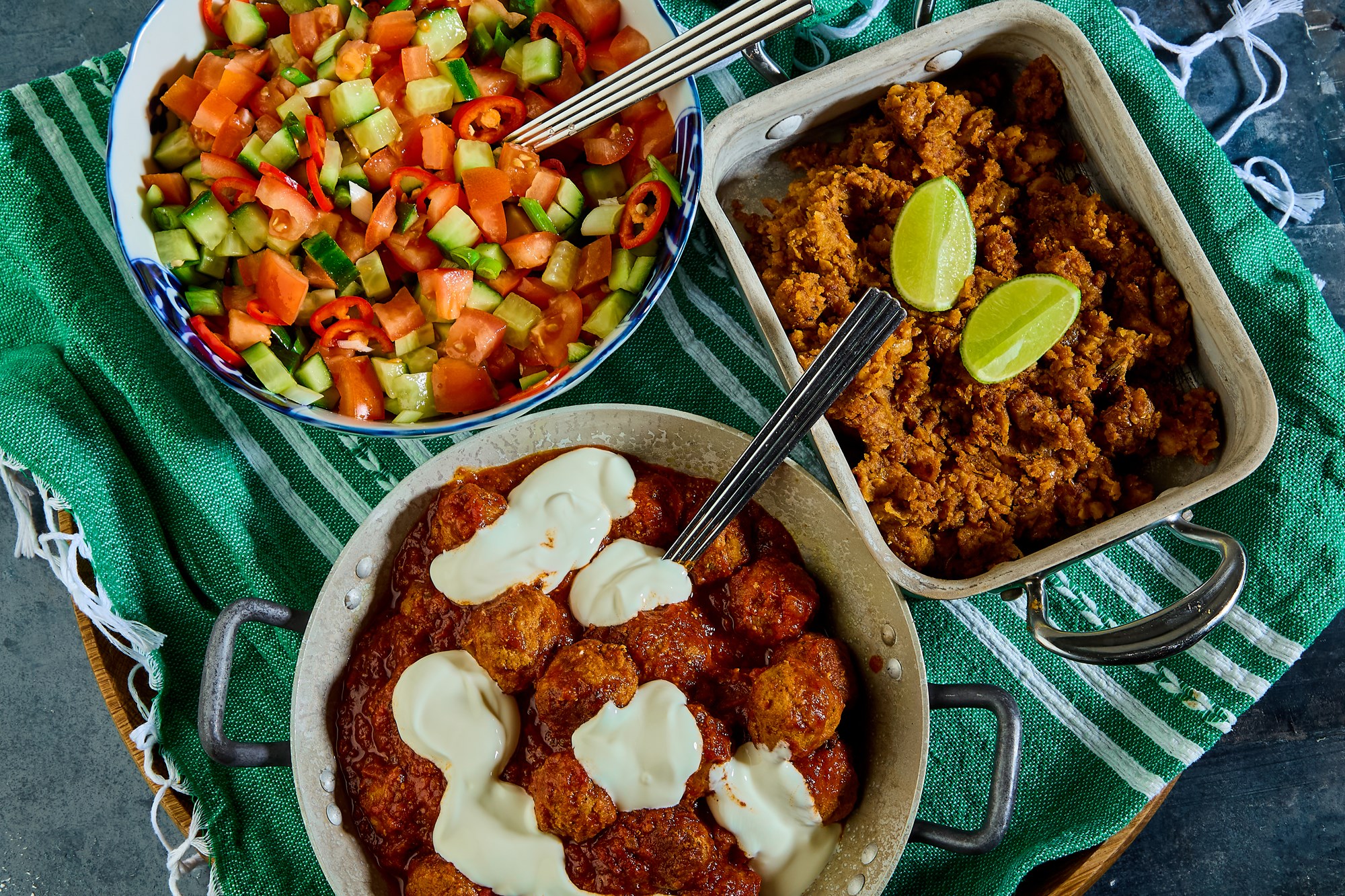 Frijoles refritos med krydrede kødboller og pico de gallo